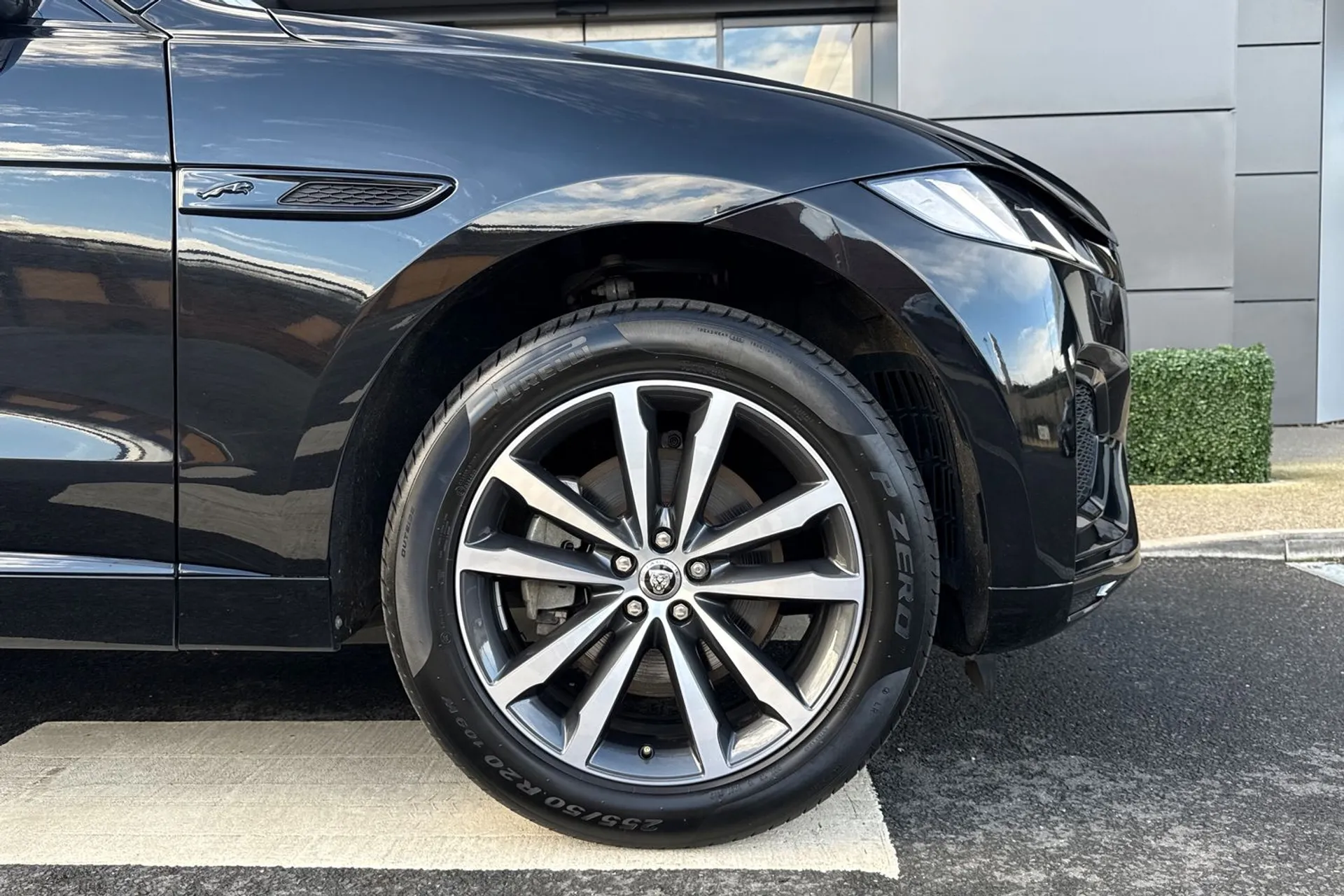 Jaguar F-PACE thumbnail image number 22