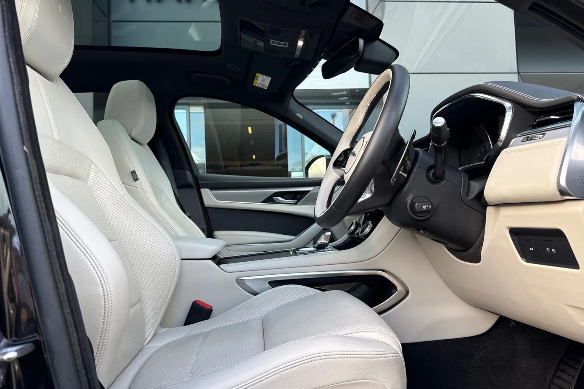 Jaguar F-PACE thumbnail image number 16