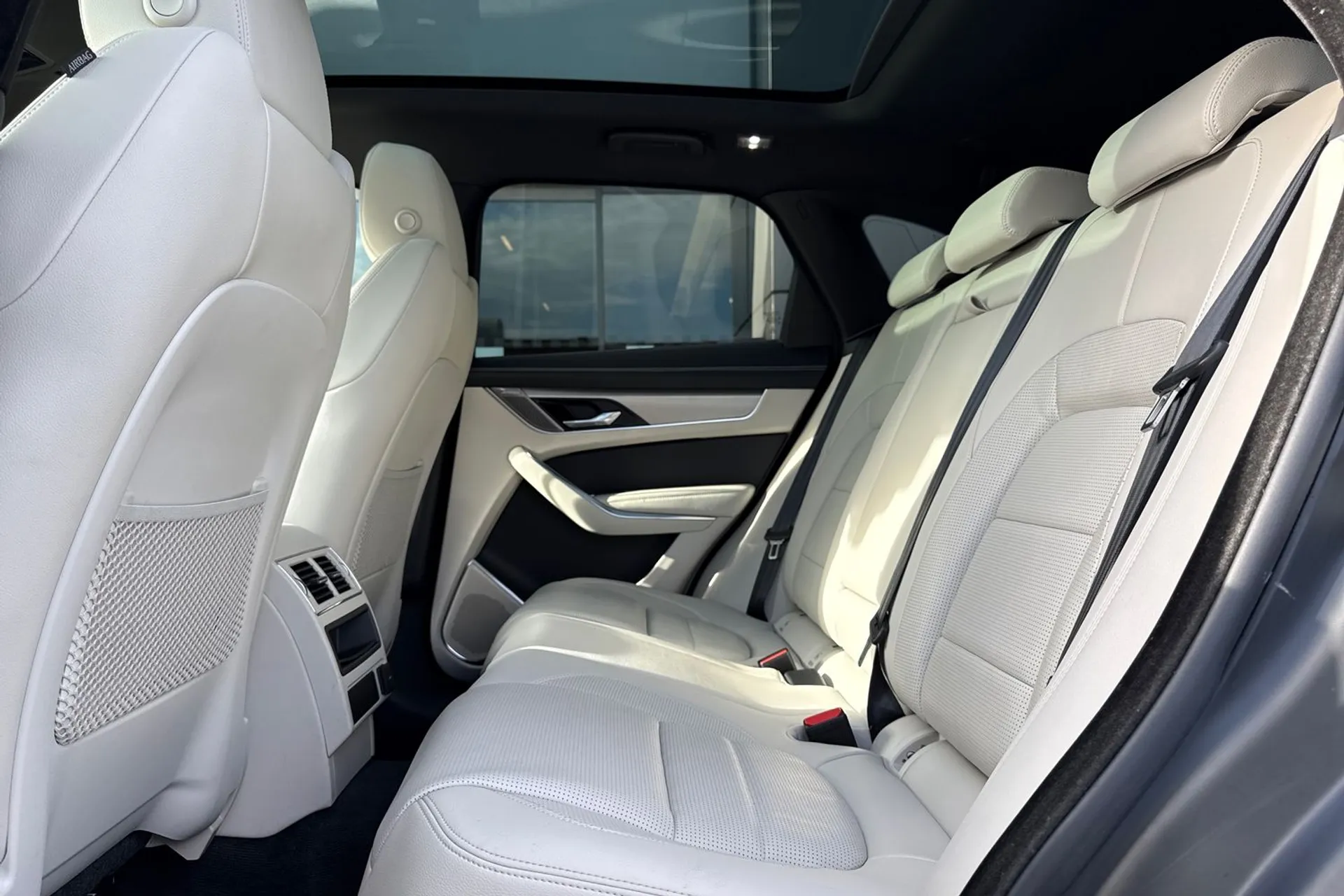 Jaguar F-PACE thumbnail image number 52