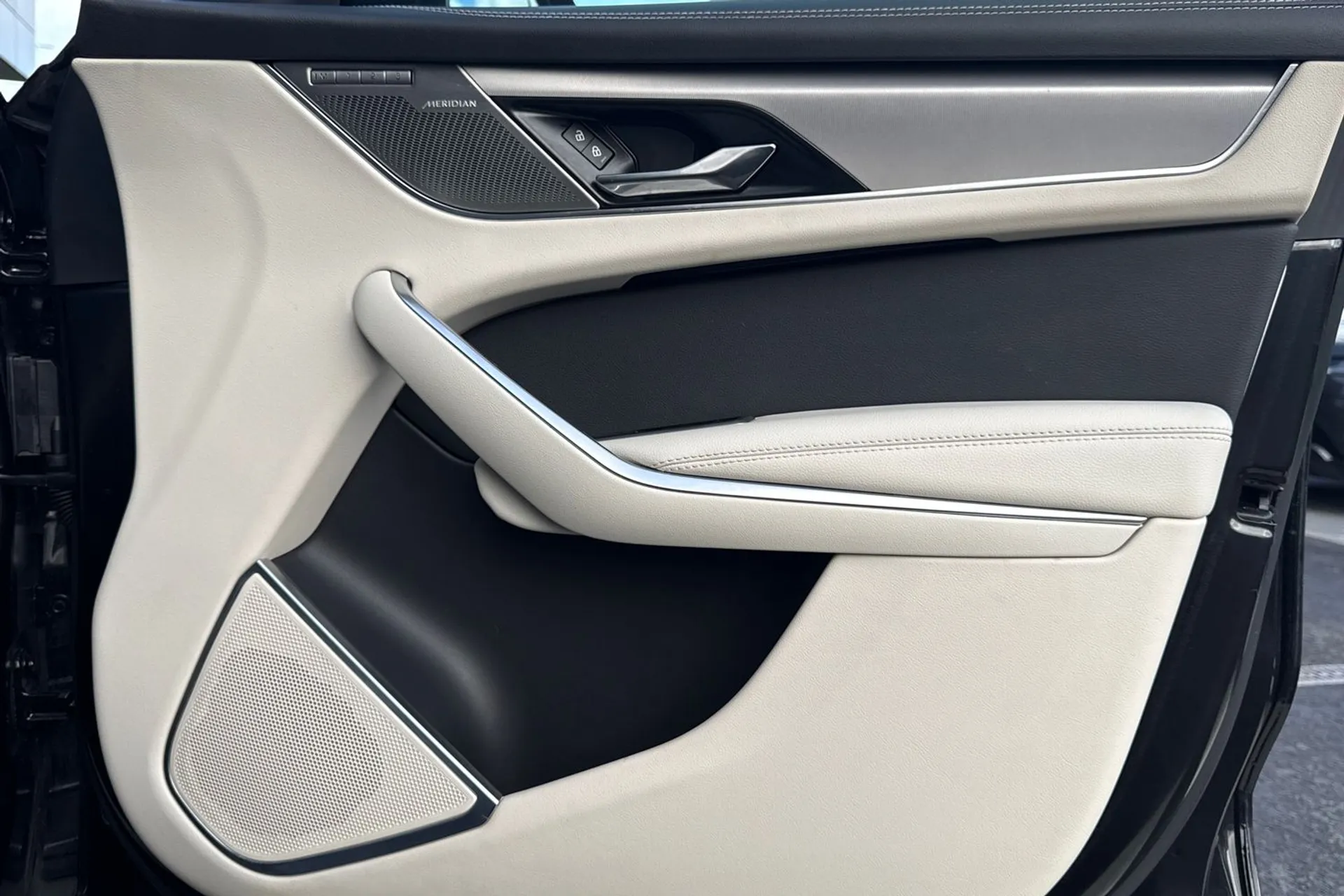 Jaguar F-PACE thumbnail image number 19