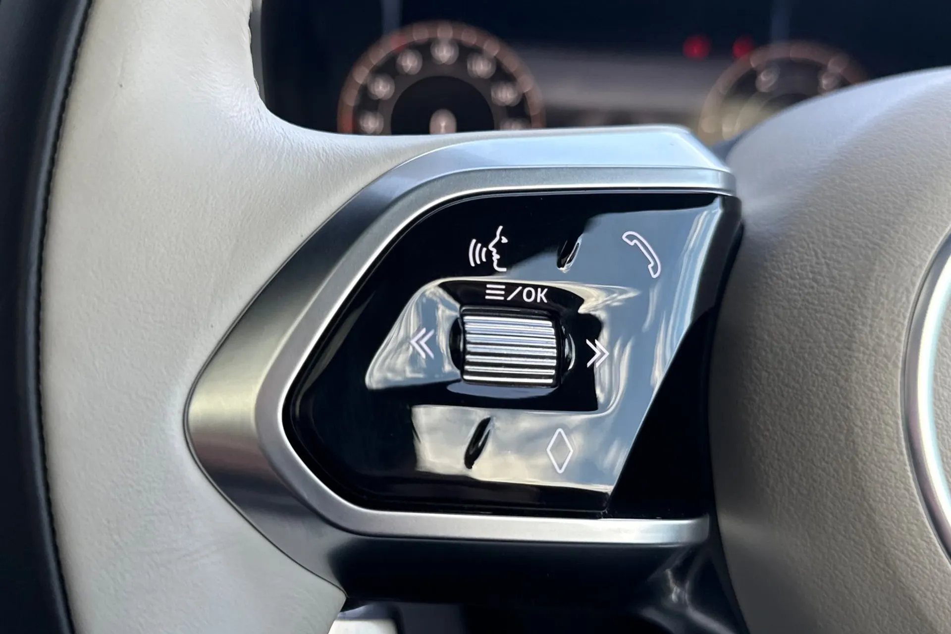 Jaguar F-PACE thumbnail image number 29