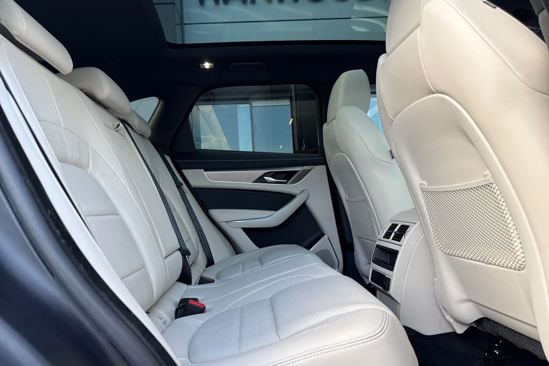 Jaguar F-PACE thumbnail image number 37