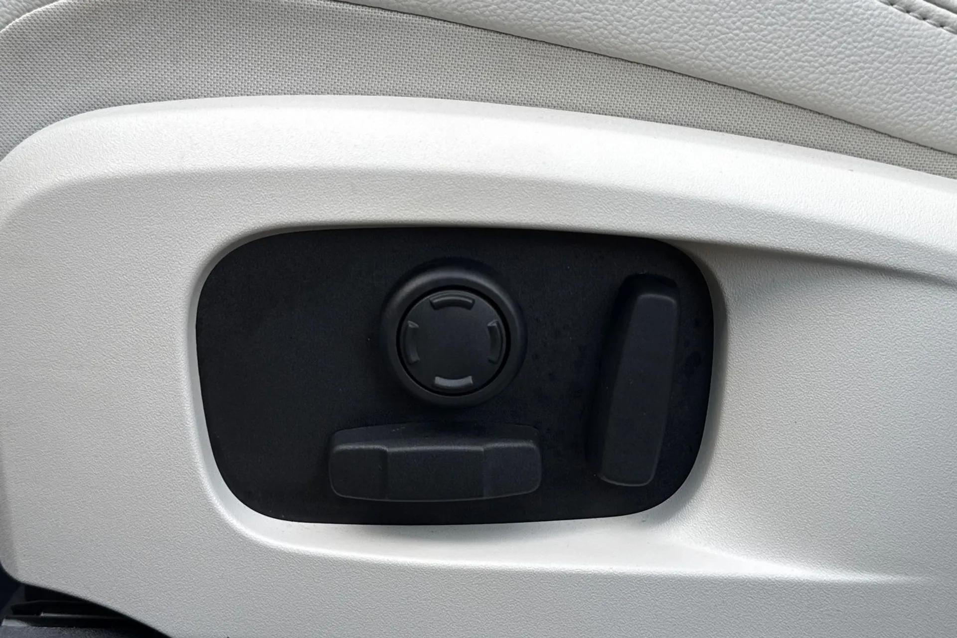 Jaguar F-PACE thumbnail image number 51