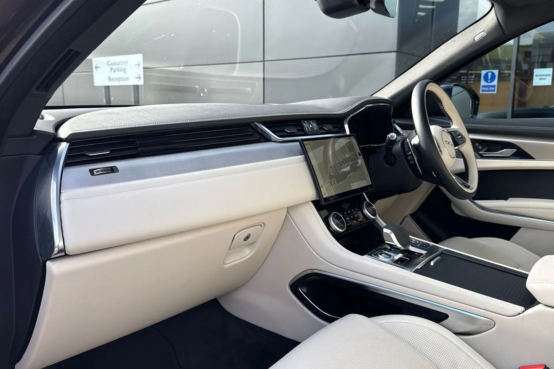 Jaguar F-PACE thumbnail image number 48