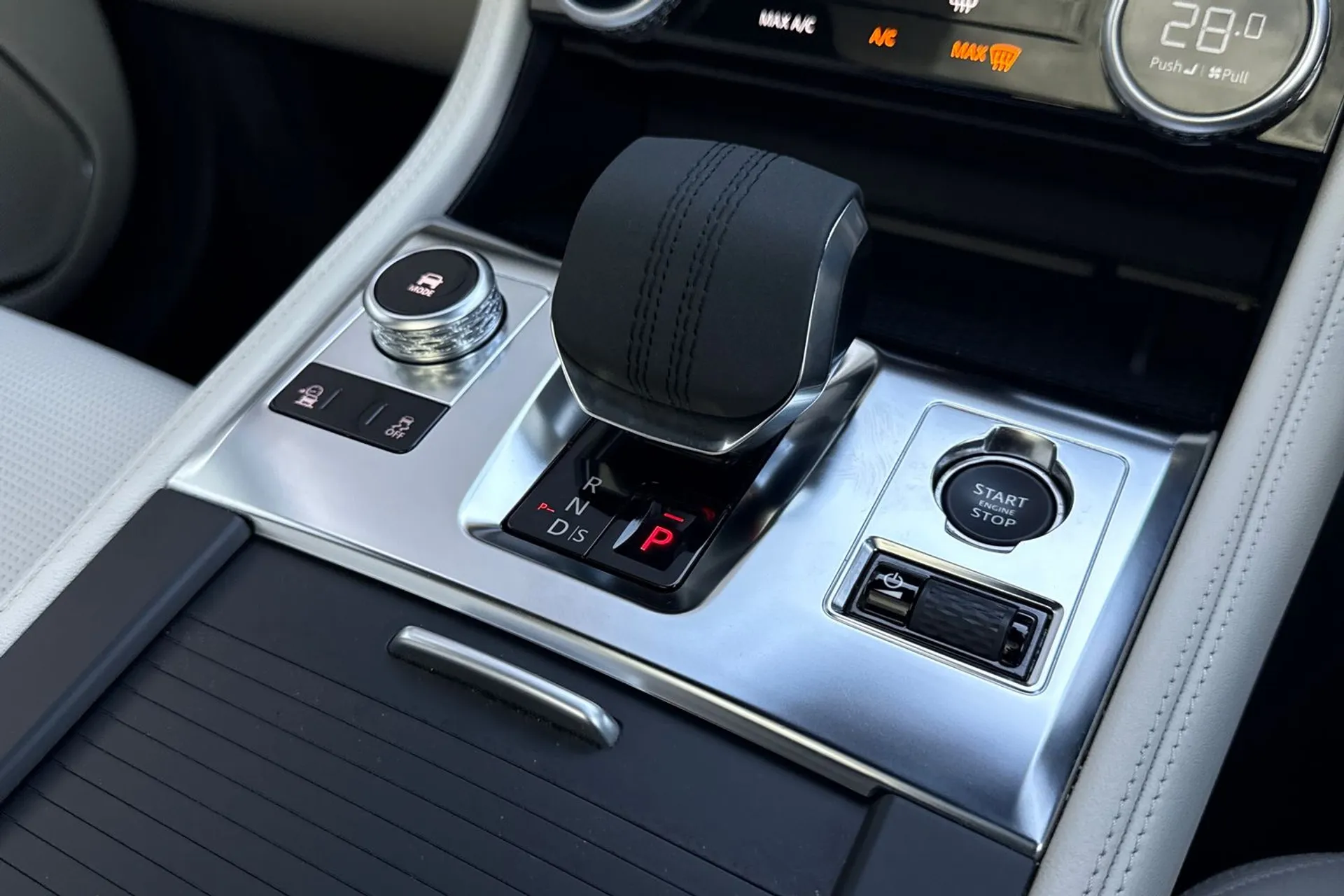 Jaguar F-PACE thumbnail image number 57