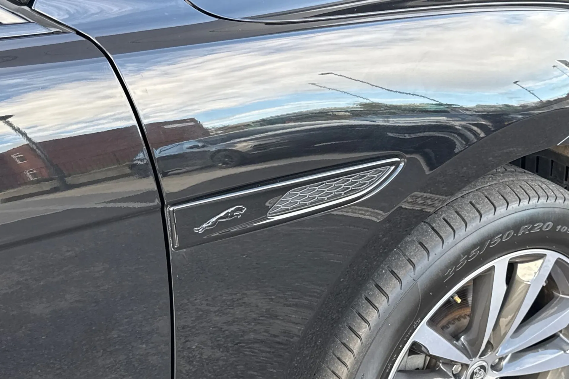 Jaguar F-PACE thumbnail image number 36