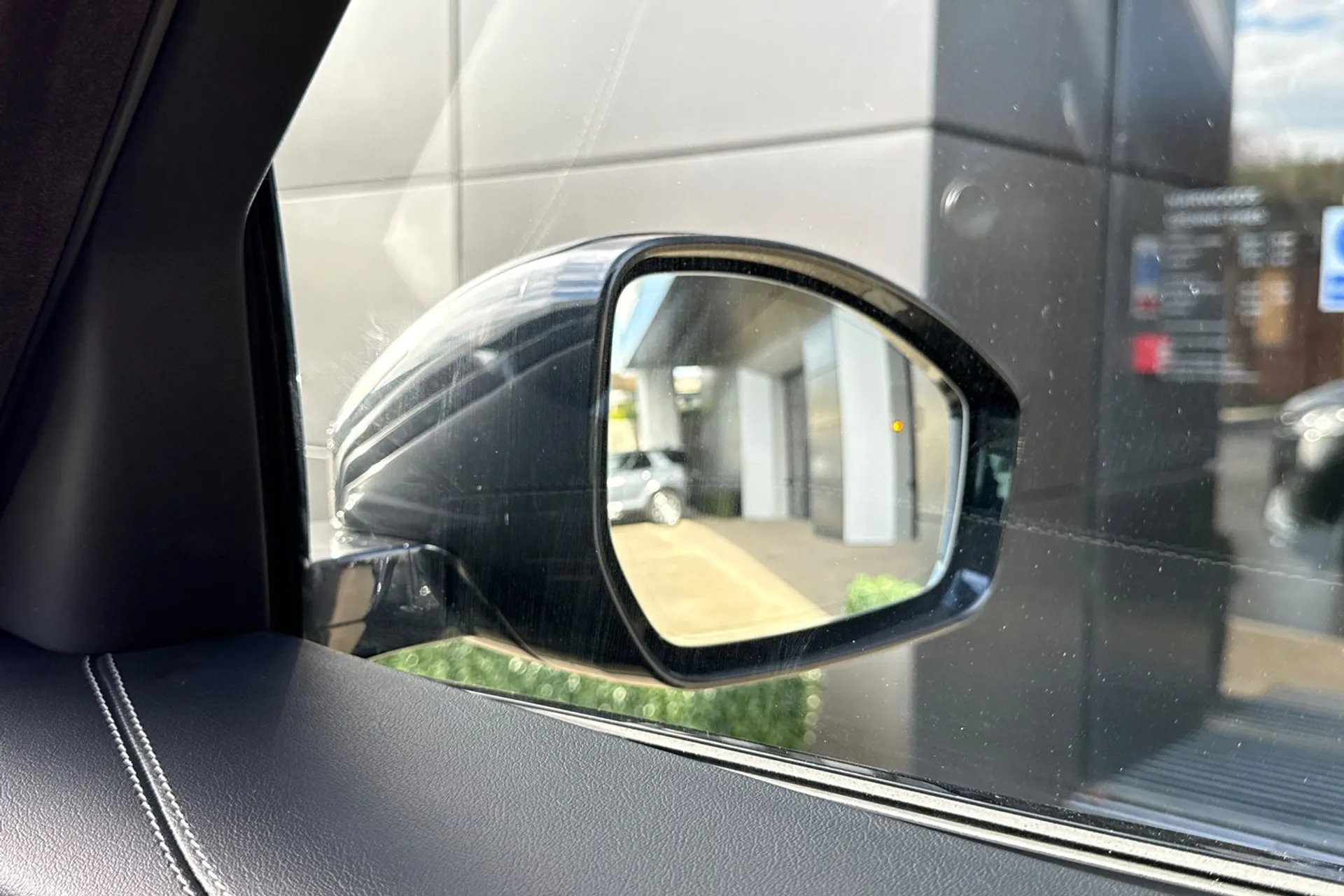 Jaguar F-PACE thumbnail image number 12