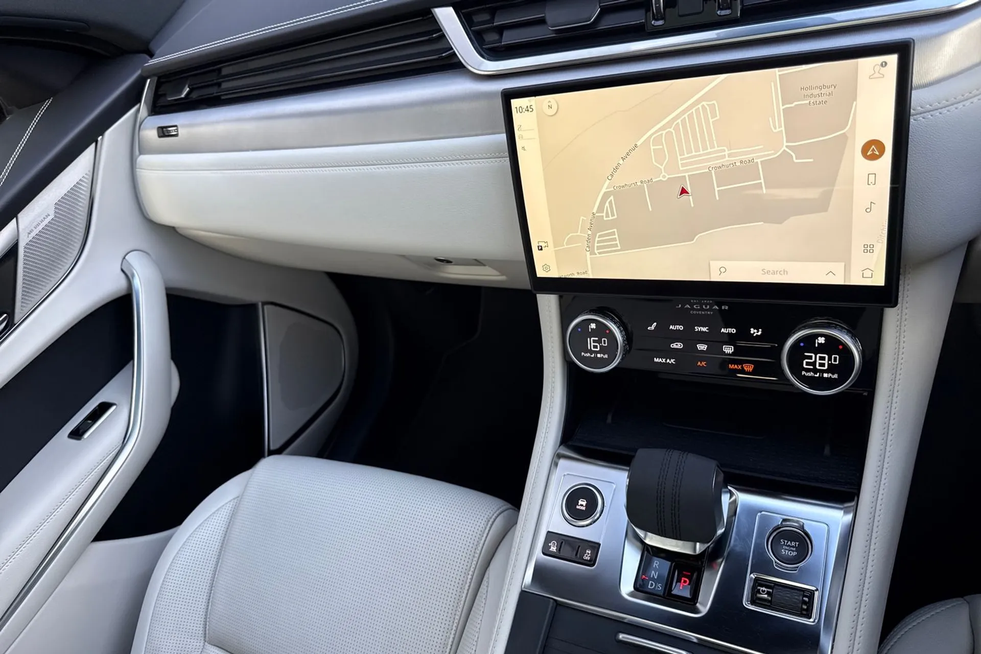 Jaguar F-PACE thumbnail image number 28