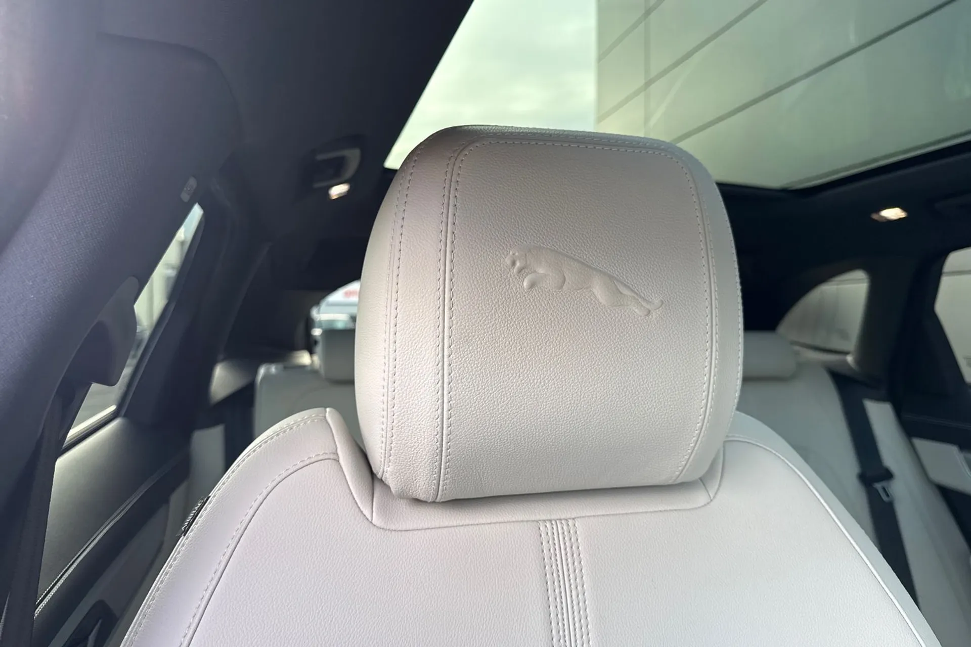 Jaguar F-PACE thumbnail image number 15