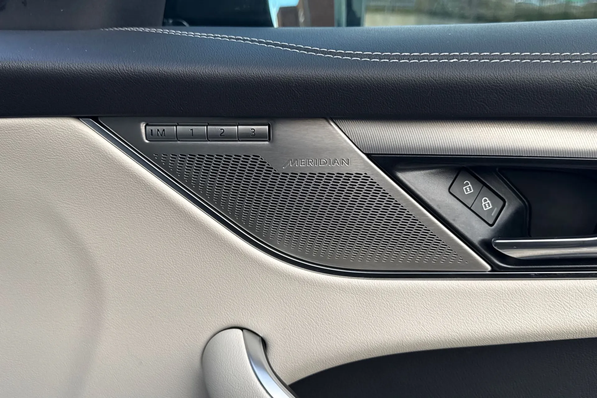 Jaguar F-PACE thumbnail image number 20