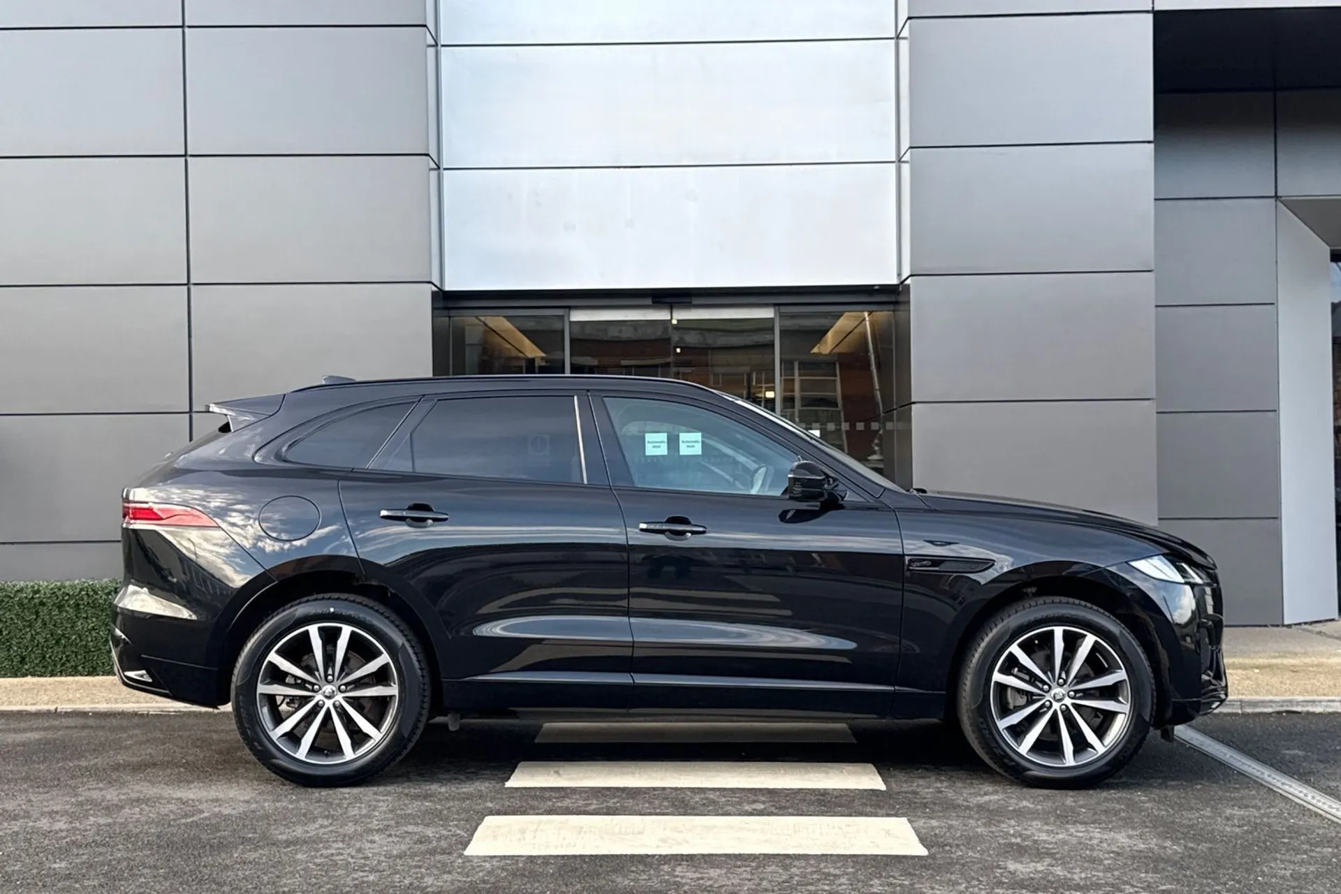 Jaguar F-PACE thumbnail image number 2