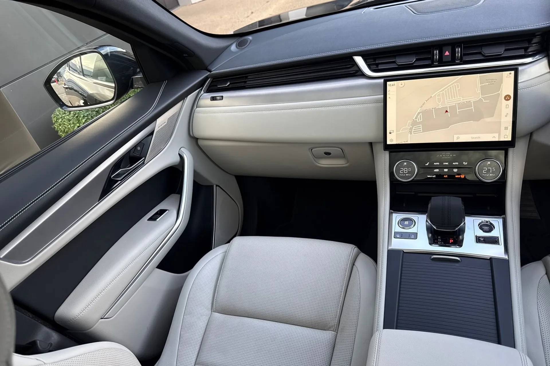 Jaguar F-PACE thumbnail image number 46