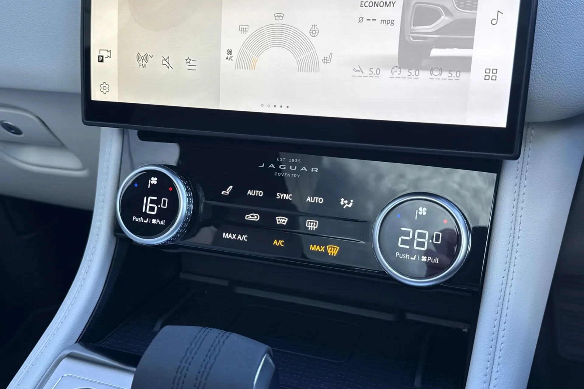 Jaguar F-PACE thumbnail image number 53