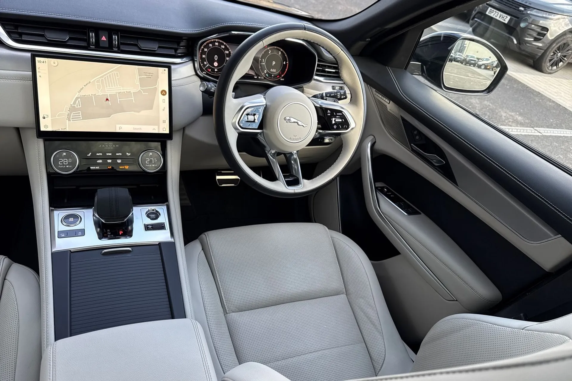 Jaguar F-PACE thumbnail image number 47