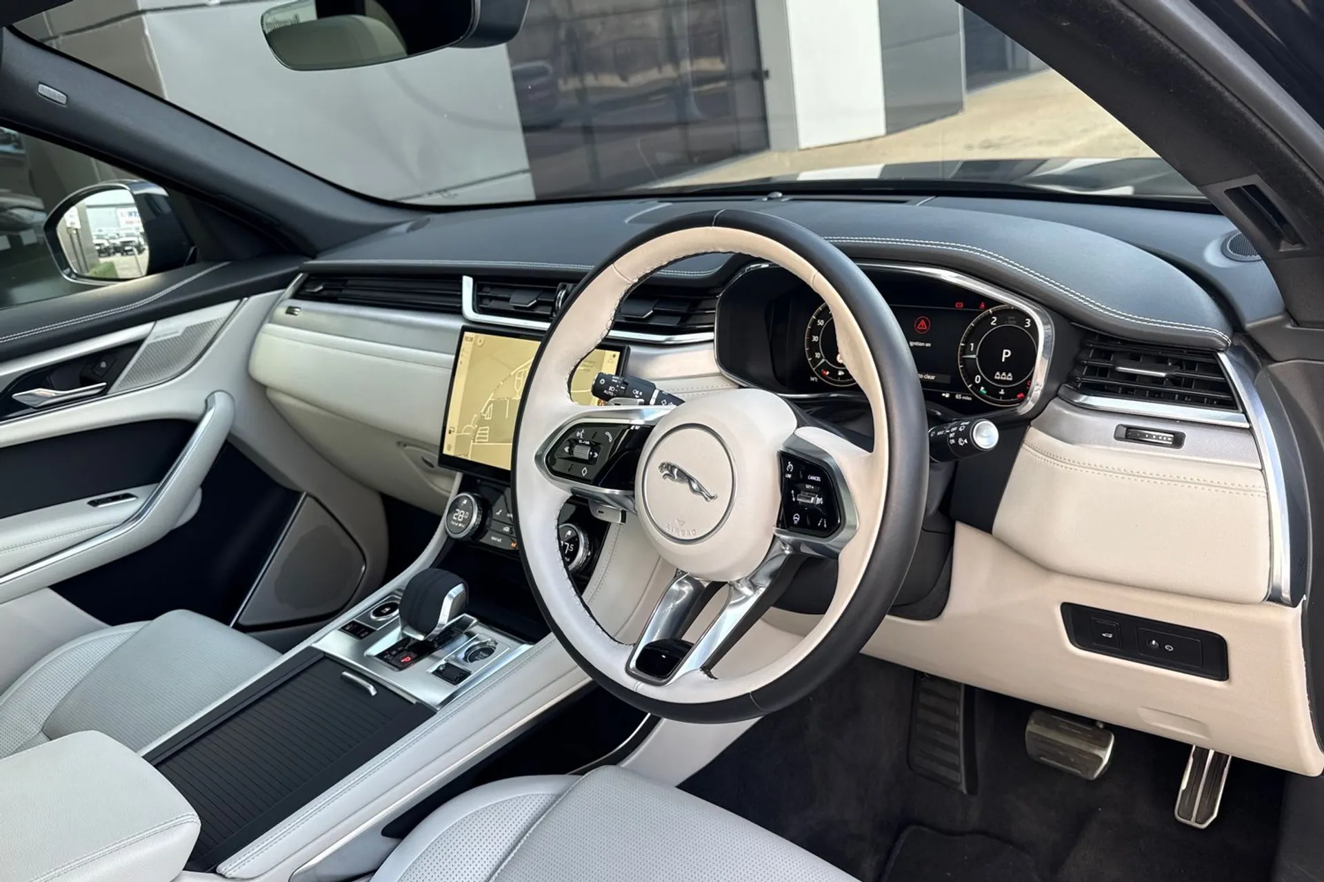 Jaguar F-PACE thumbnail image number 17