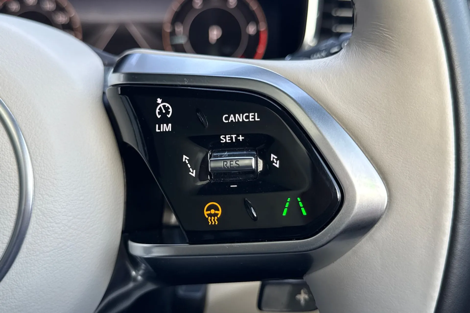 Jaguar F-PACE thumbnail image number 30