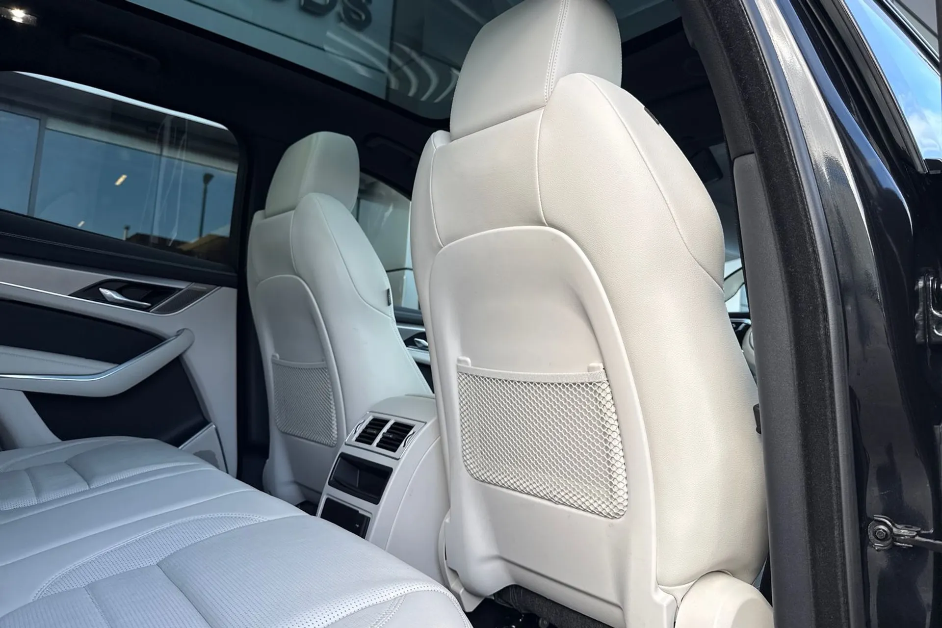 Jaguar F-PACE thumbnail image number 38