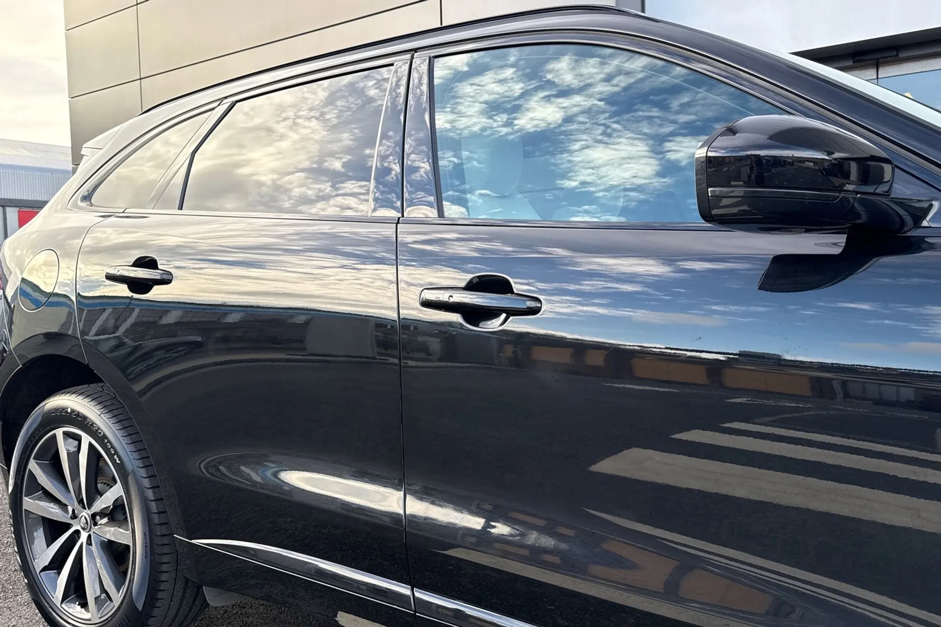 Jaguar F-PACE thumbnail image number 33