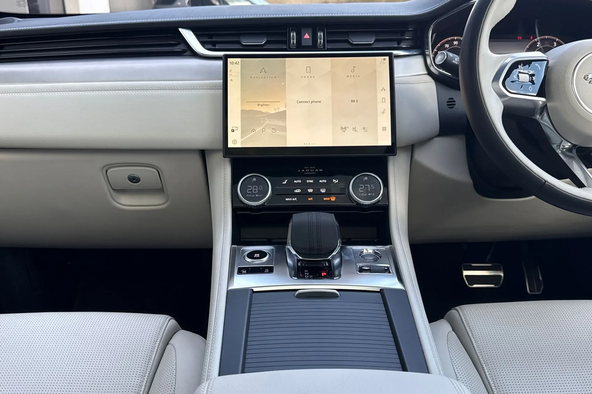 Jaguar F-PACE thumbnail image number 27