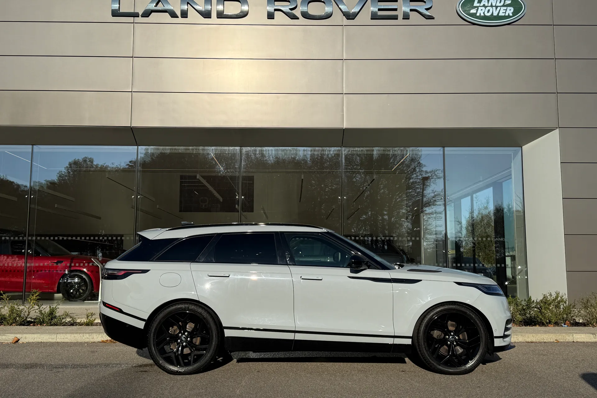 LAND ROVER RANGE ROVER VELAR thumbnail image number 2