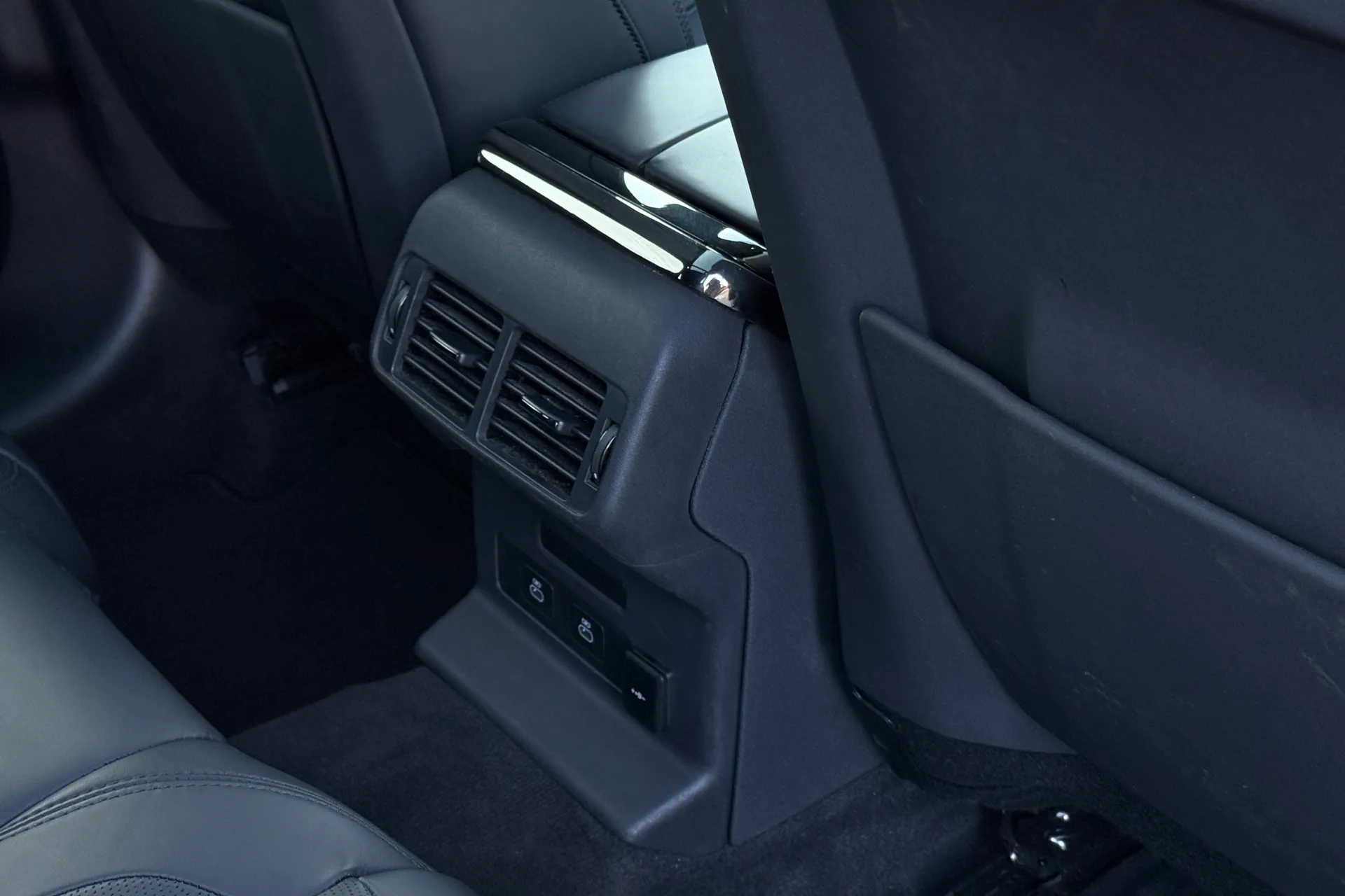 LAND ROVER RANGE ROVER VELAR thumbnail image number 39