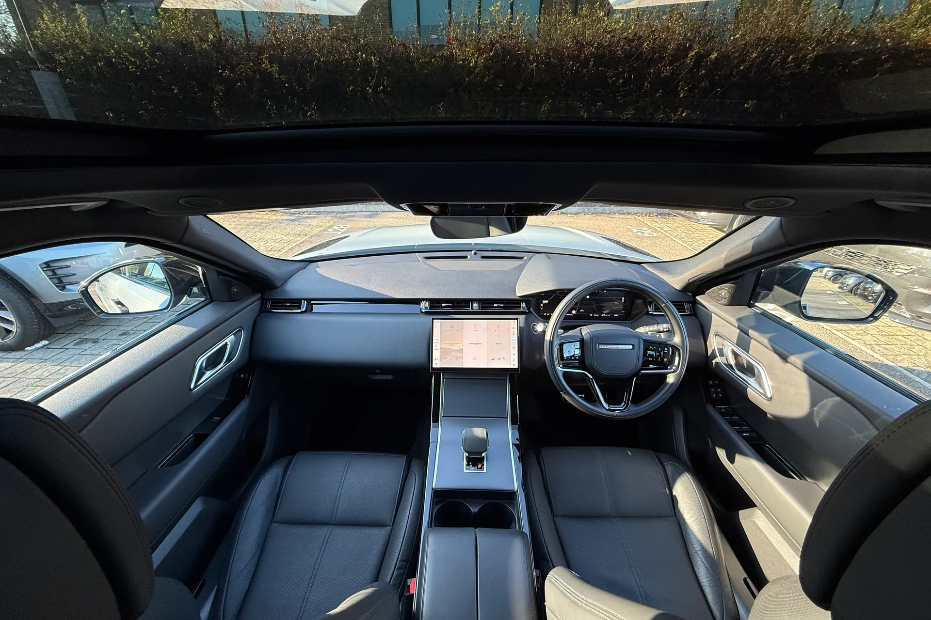 LAND ROVER RANGE ROVER VELAR thumbnail image number 3