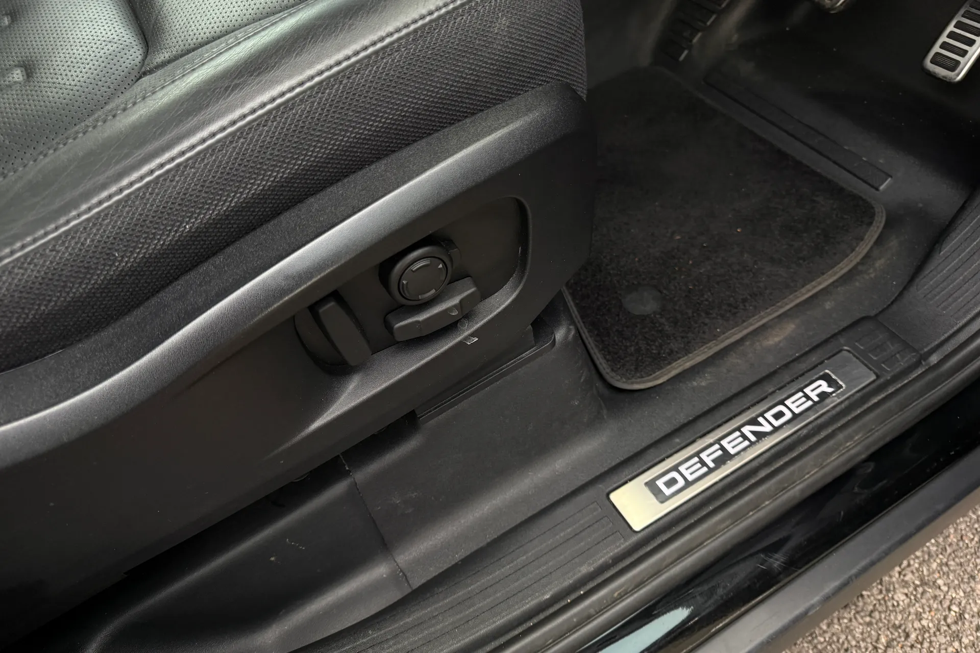 LAND ROVER DEFENDER thumbnail image number 39