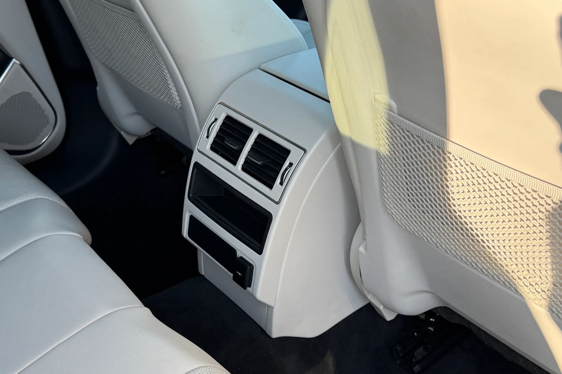 Jaguar F-PACE thumbnail image number 35