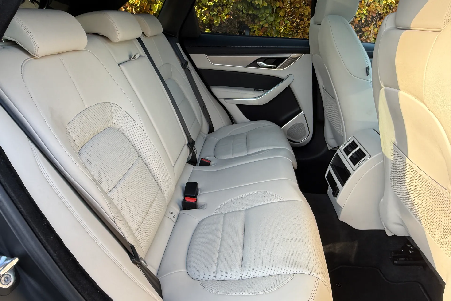 Jaguar F-PACE thumbnail image number 32