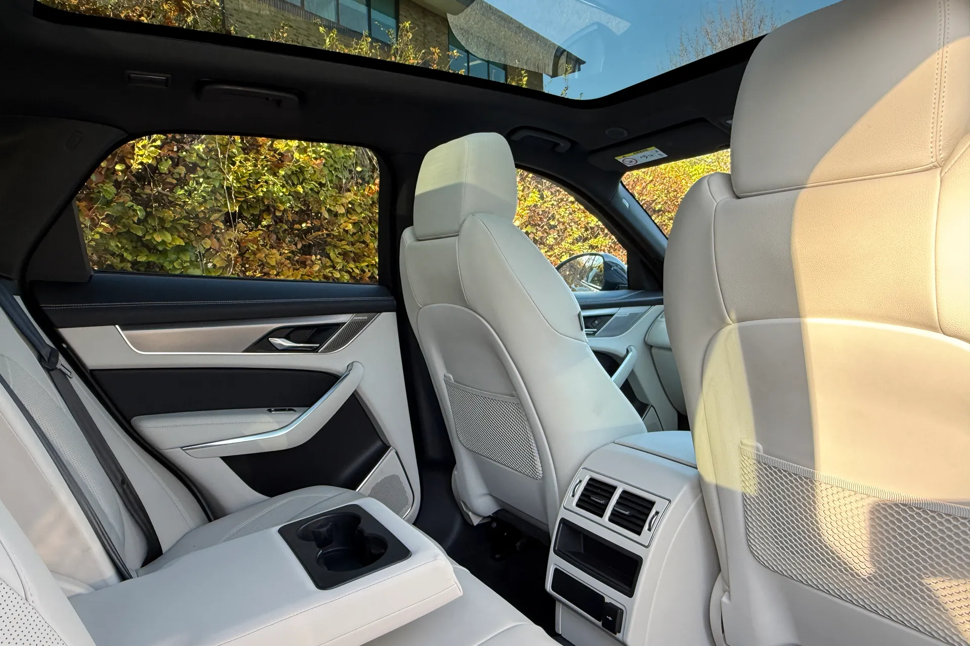 Jaguar F-PACE thumbnail image number 33