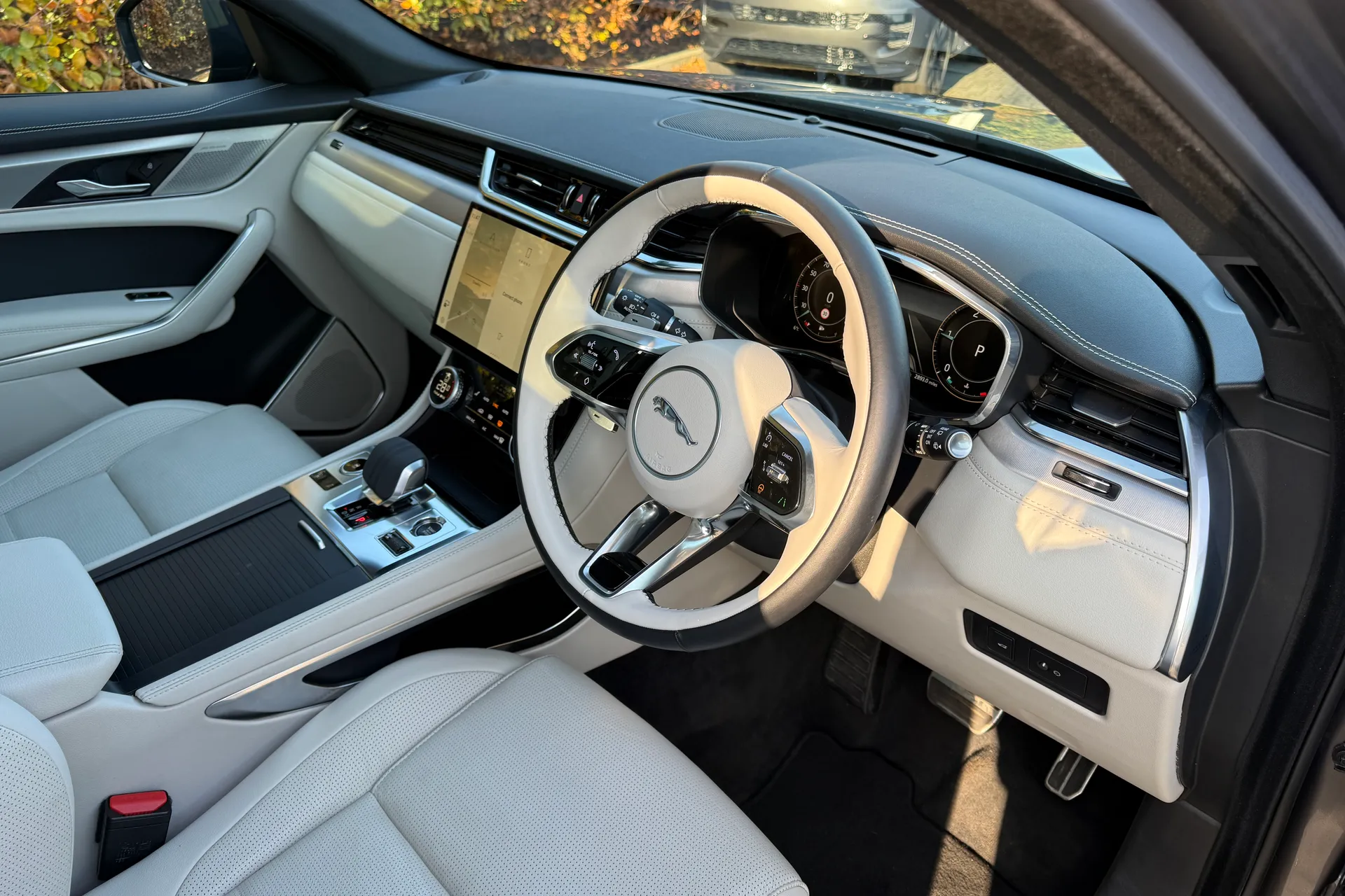 Jaguar F-PACE thumbnail image number 39