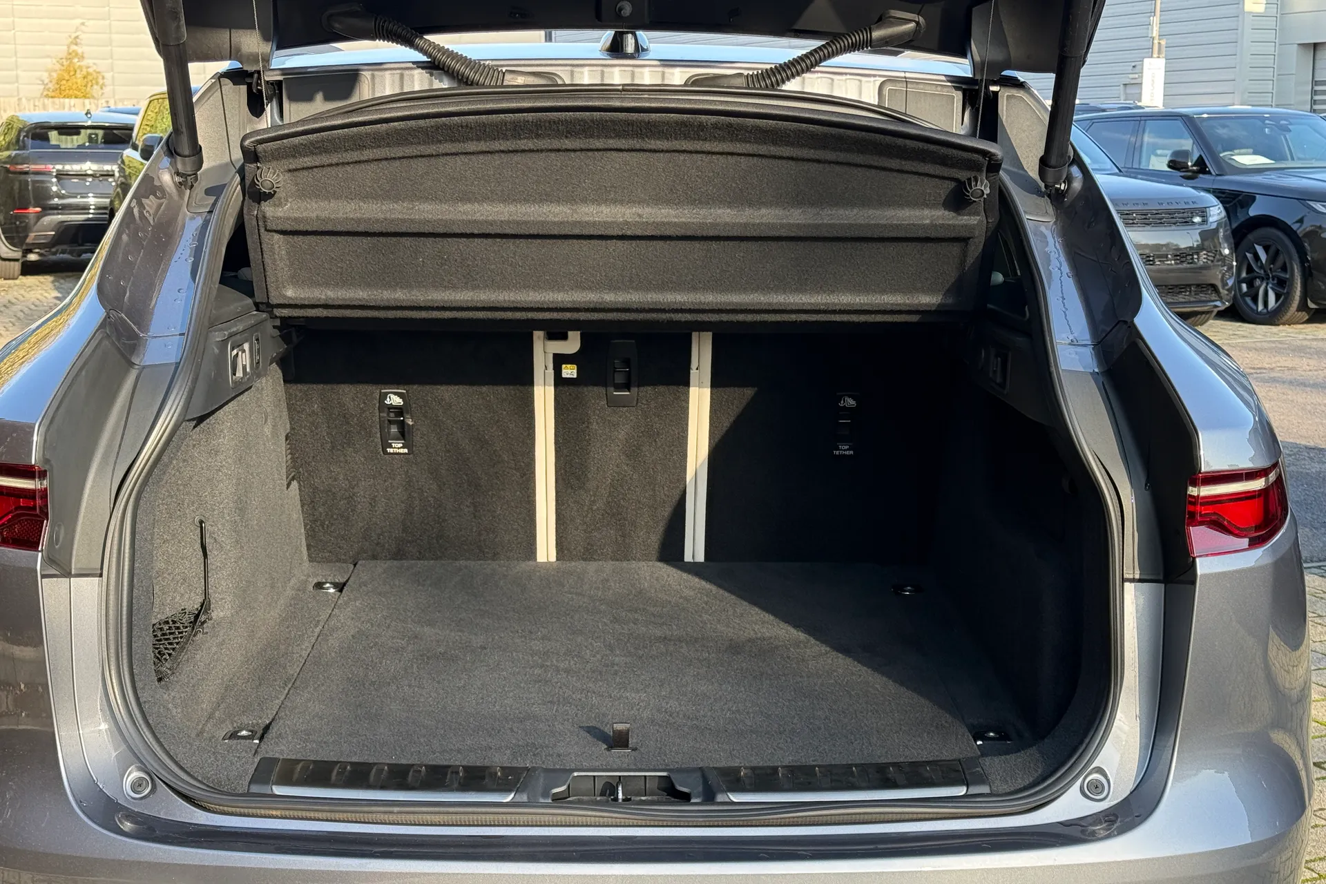 Jaguar F-PACE thumbnail image number 28