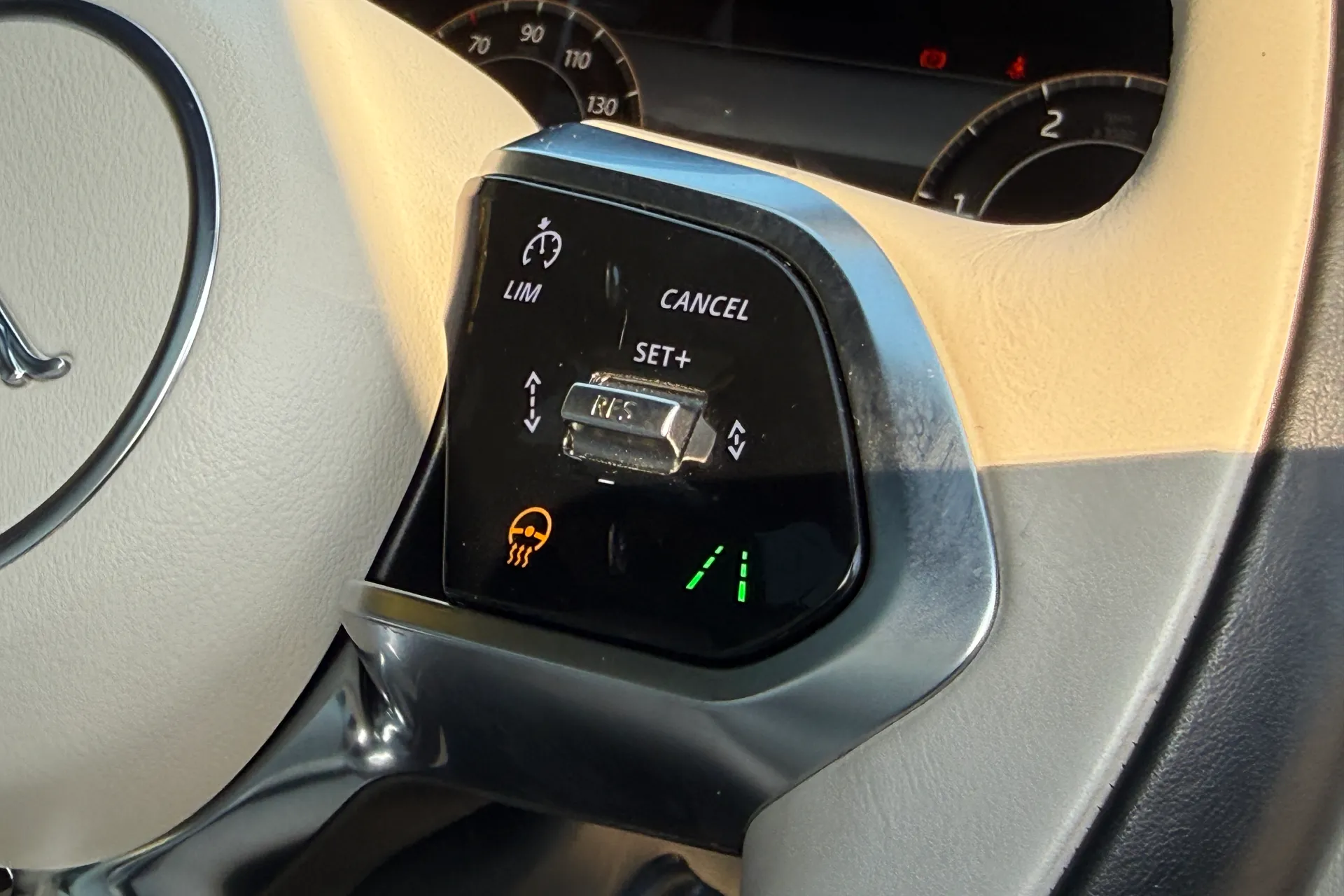 Jaguar F-PACE thumbnail image number 45