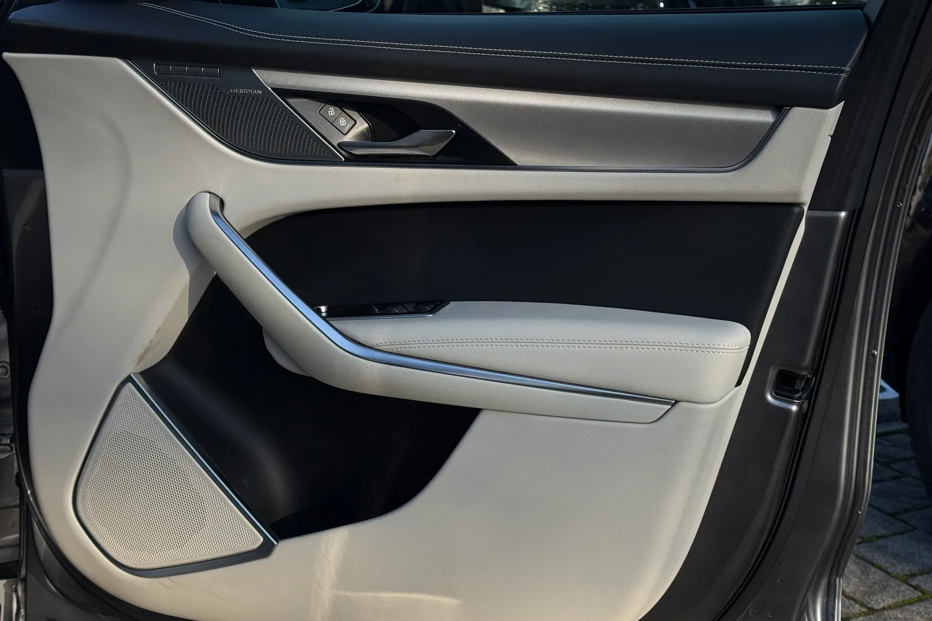 Jaguar F-PACE thumbnail image number 48