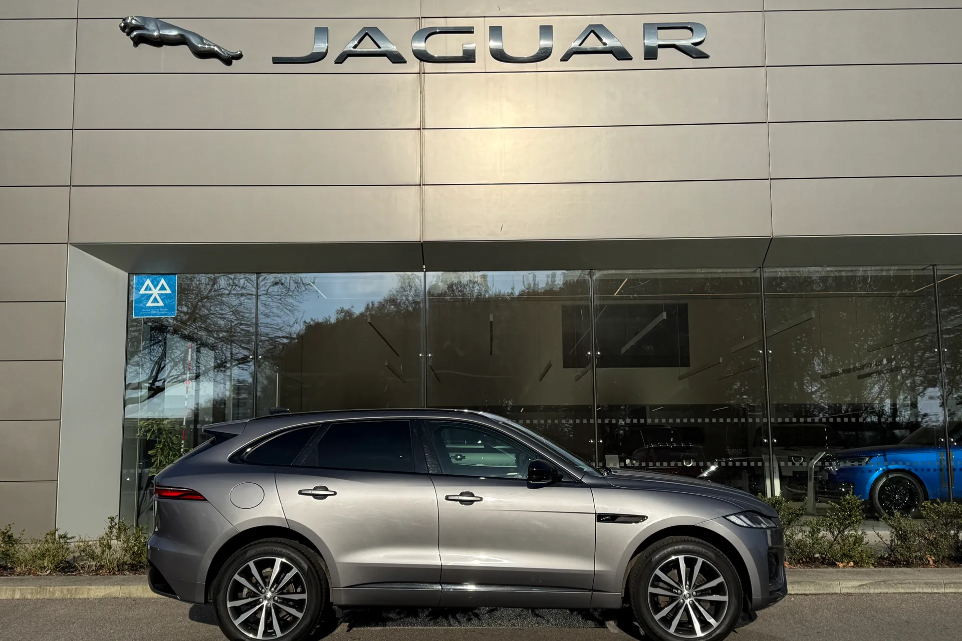 Jaguar F-PACE thumbnail image number 2