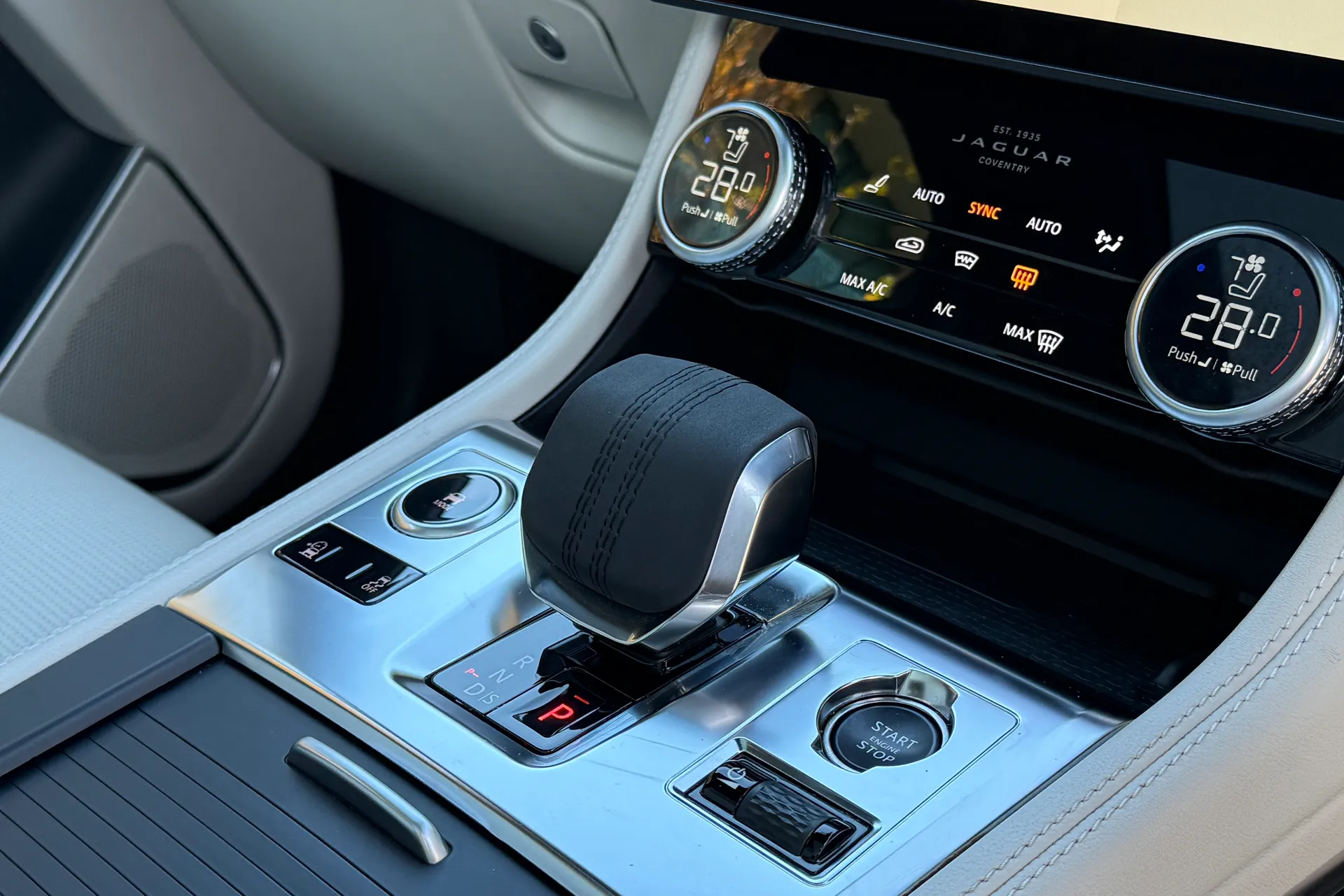 Jaguar F-PACE thumbnail image number 22