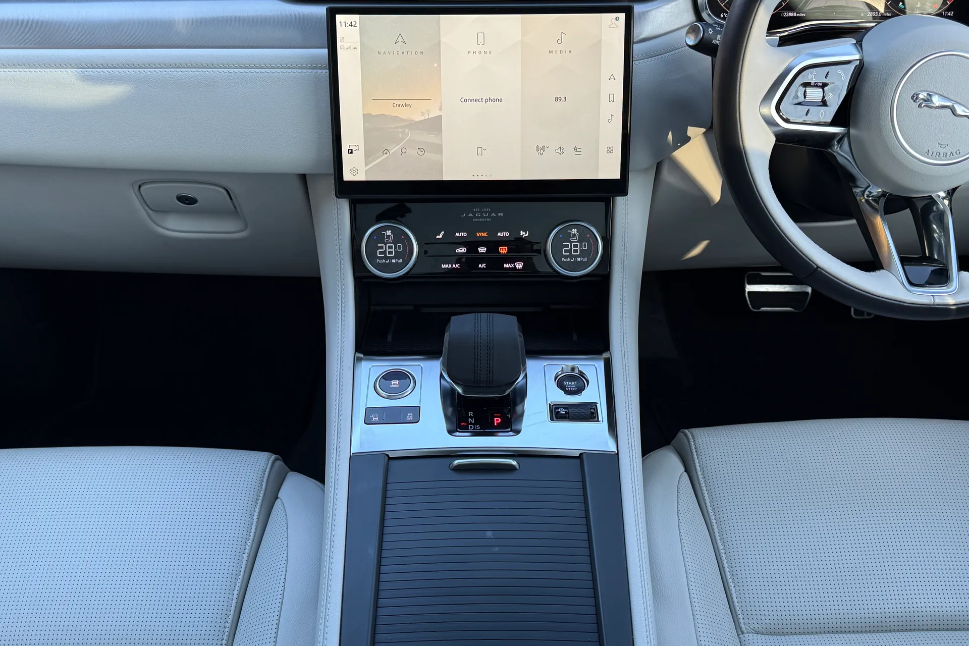 Jaguar F-PACE thumbnail image number 23