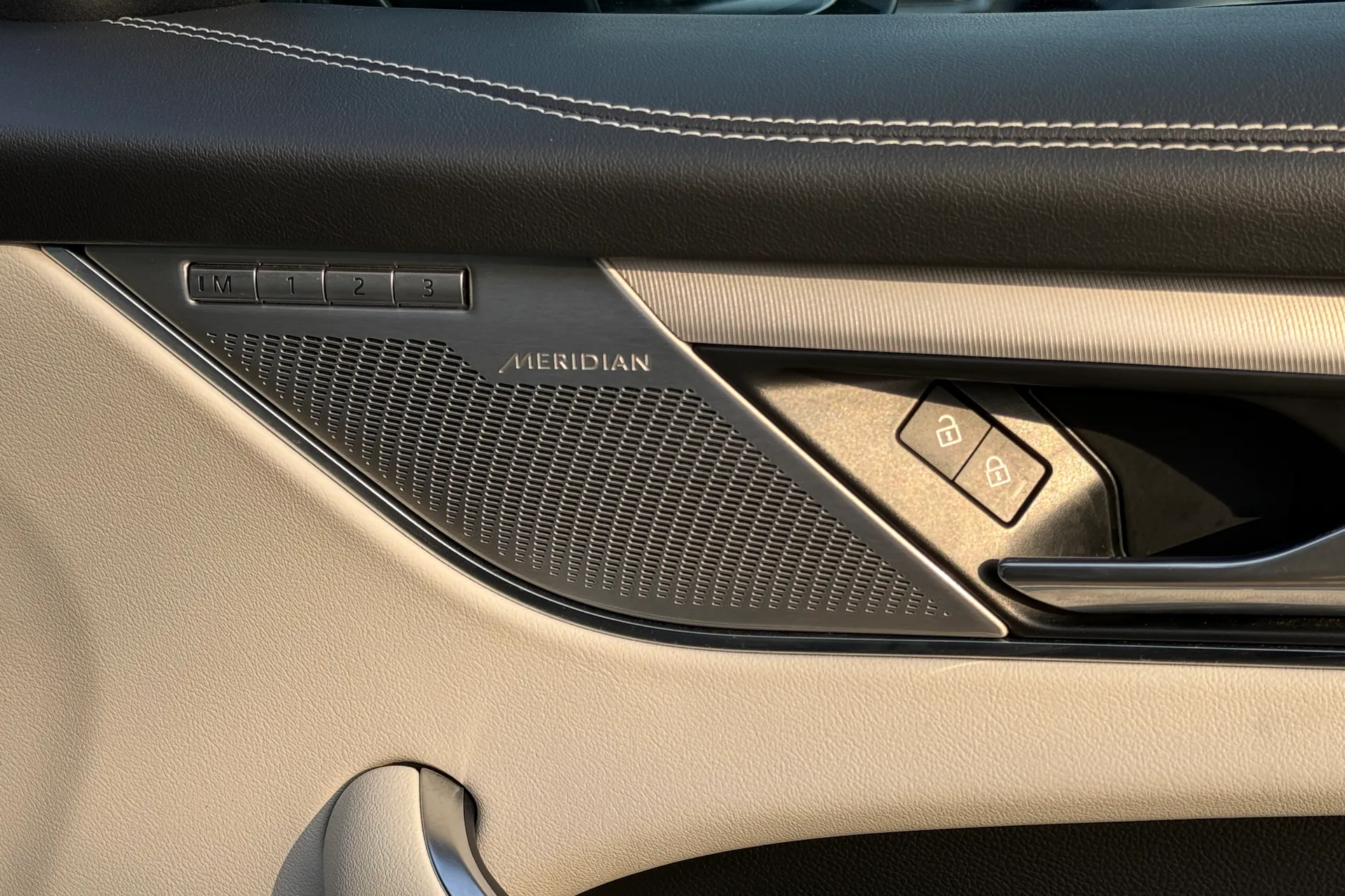 Jaguar F-PACE thumbnail image number 47