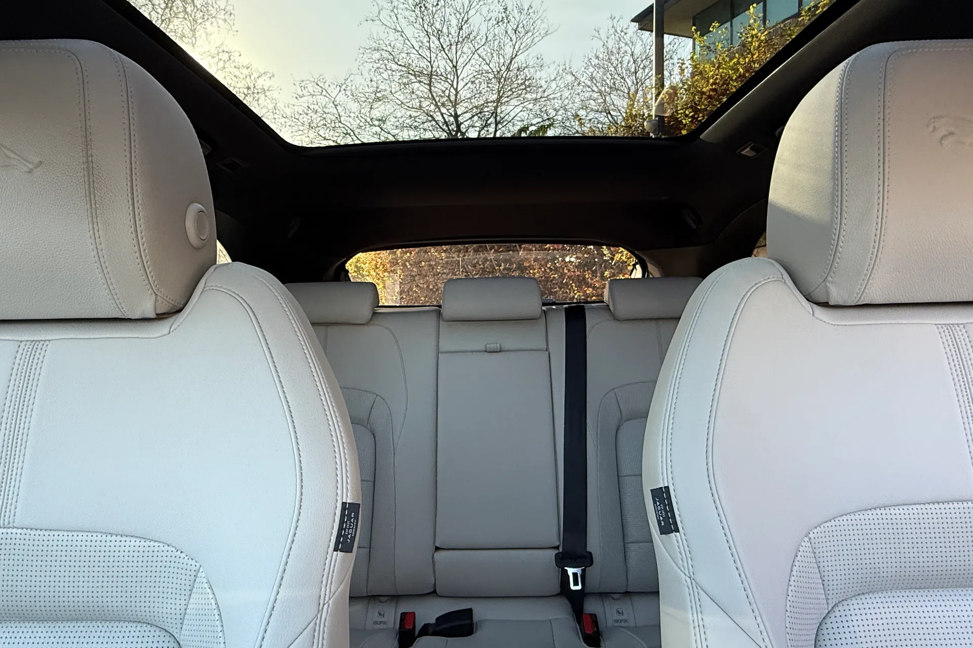 Jaguar F-PACE thumbnail image number 36