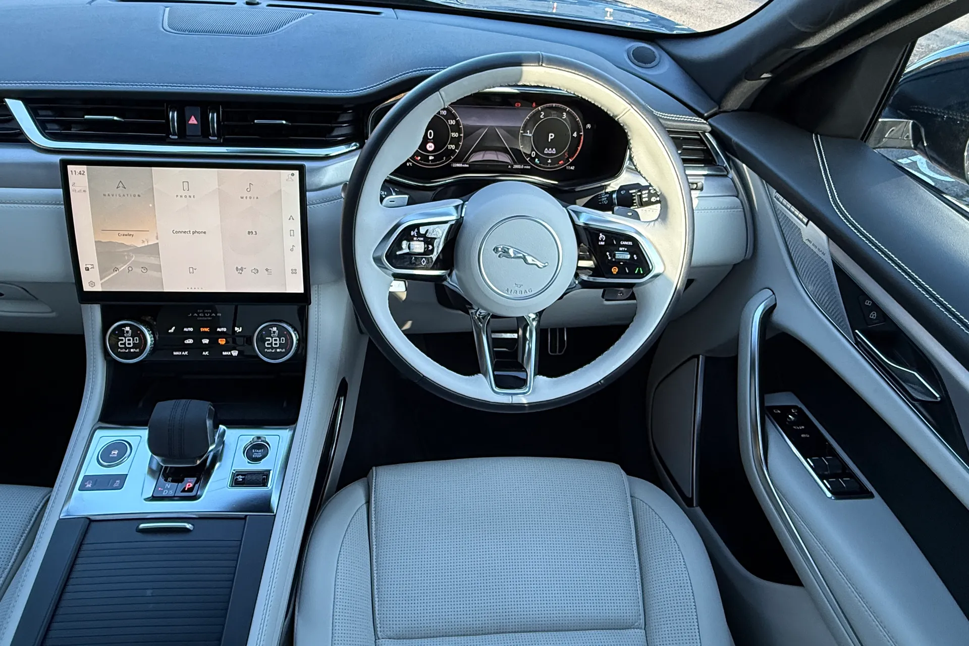 Jaguar F-PACE thumbnail image number 24