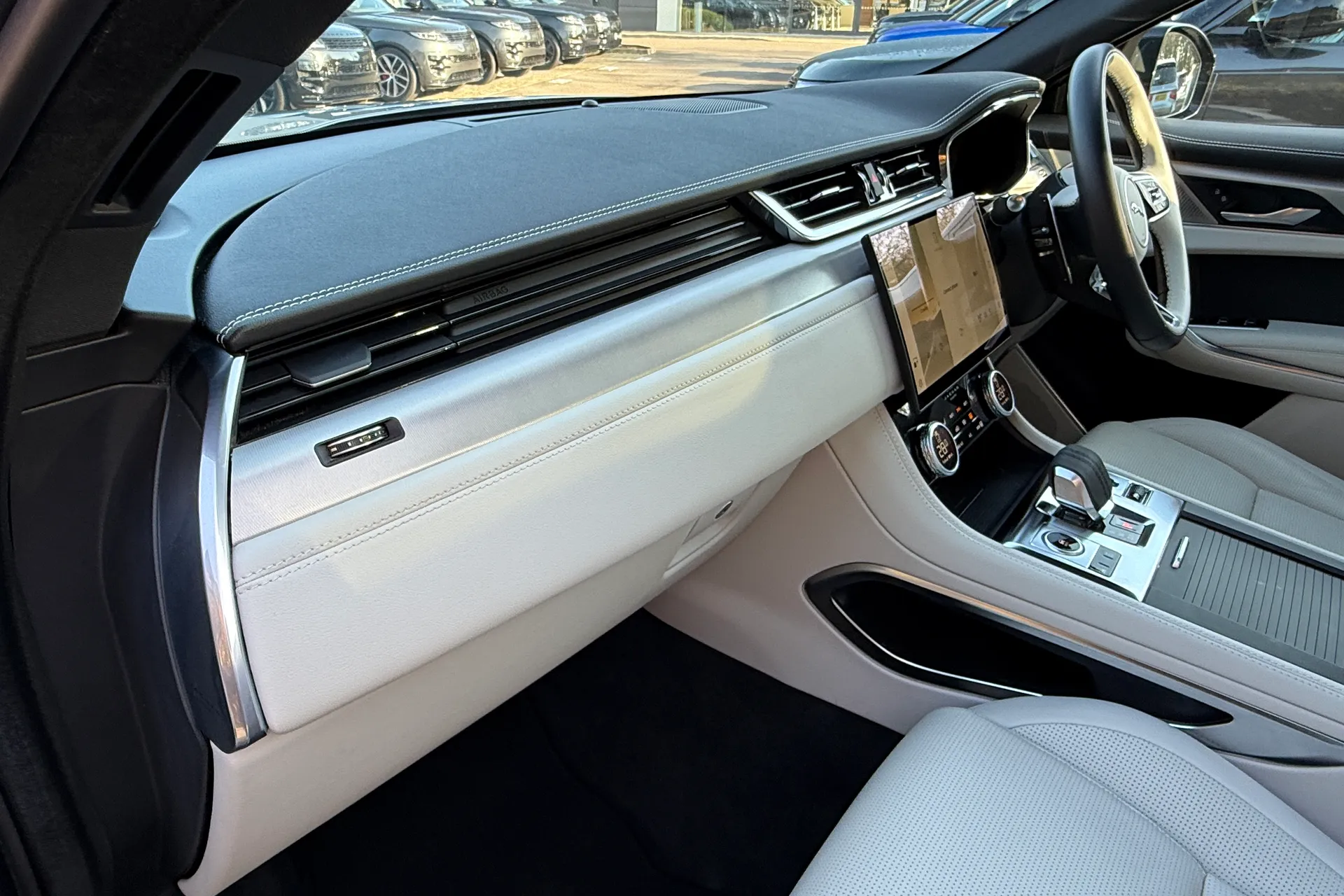 Jaguar F-PACE thumbnail image number 41