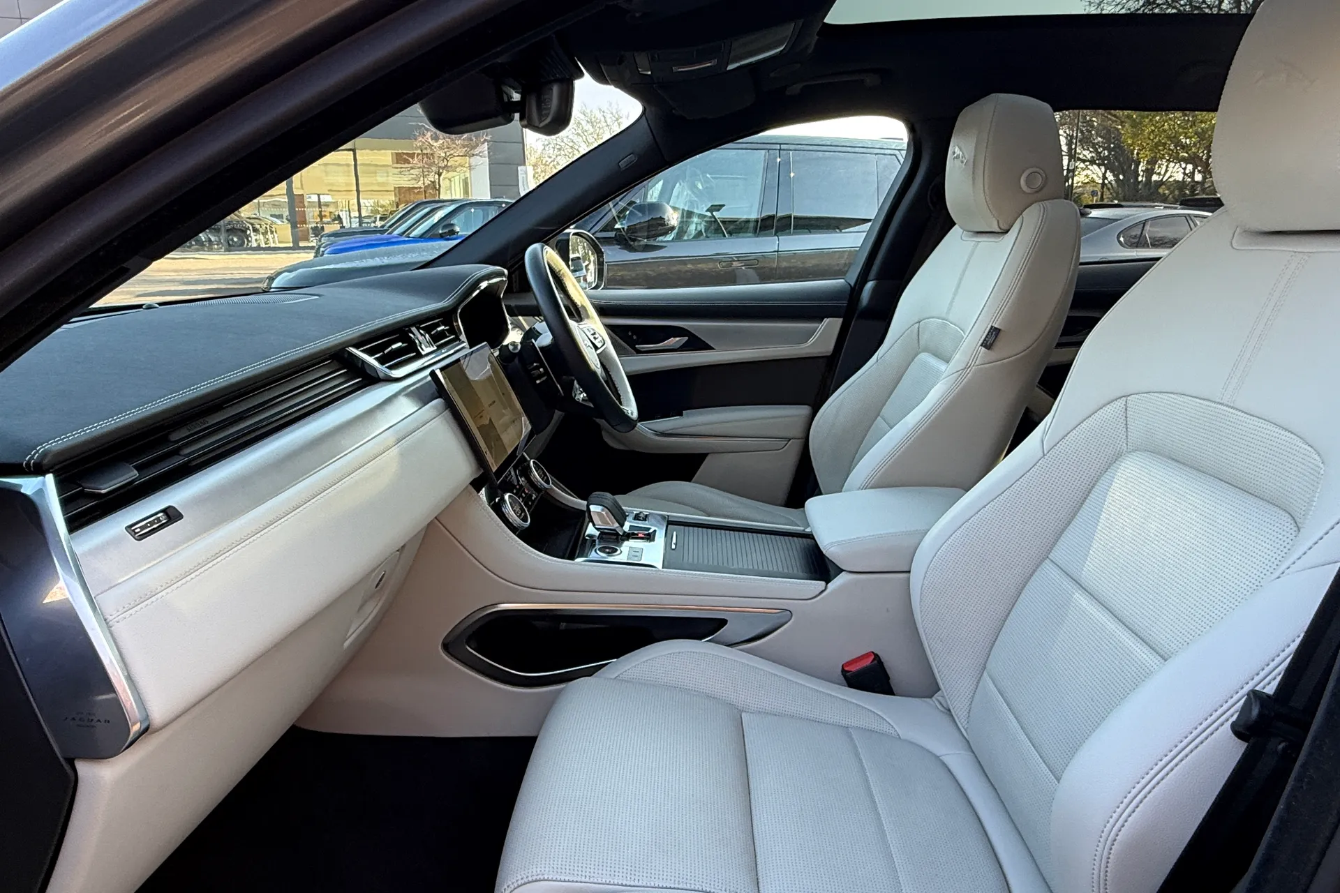 Jaguar F-PACE thumbnail image number 42