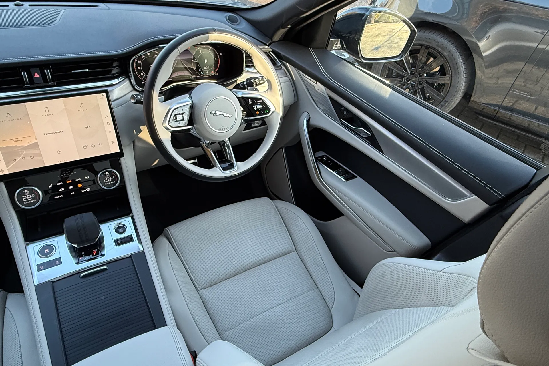 Jaguar F-PACE thumbnail image number 25