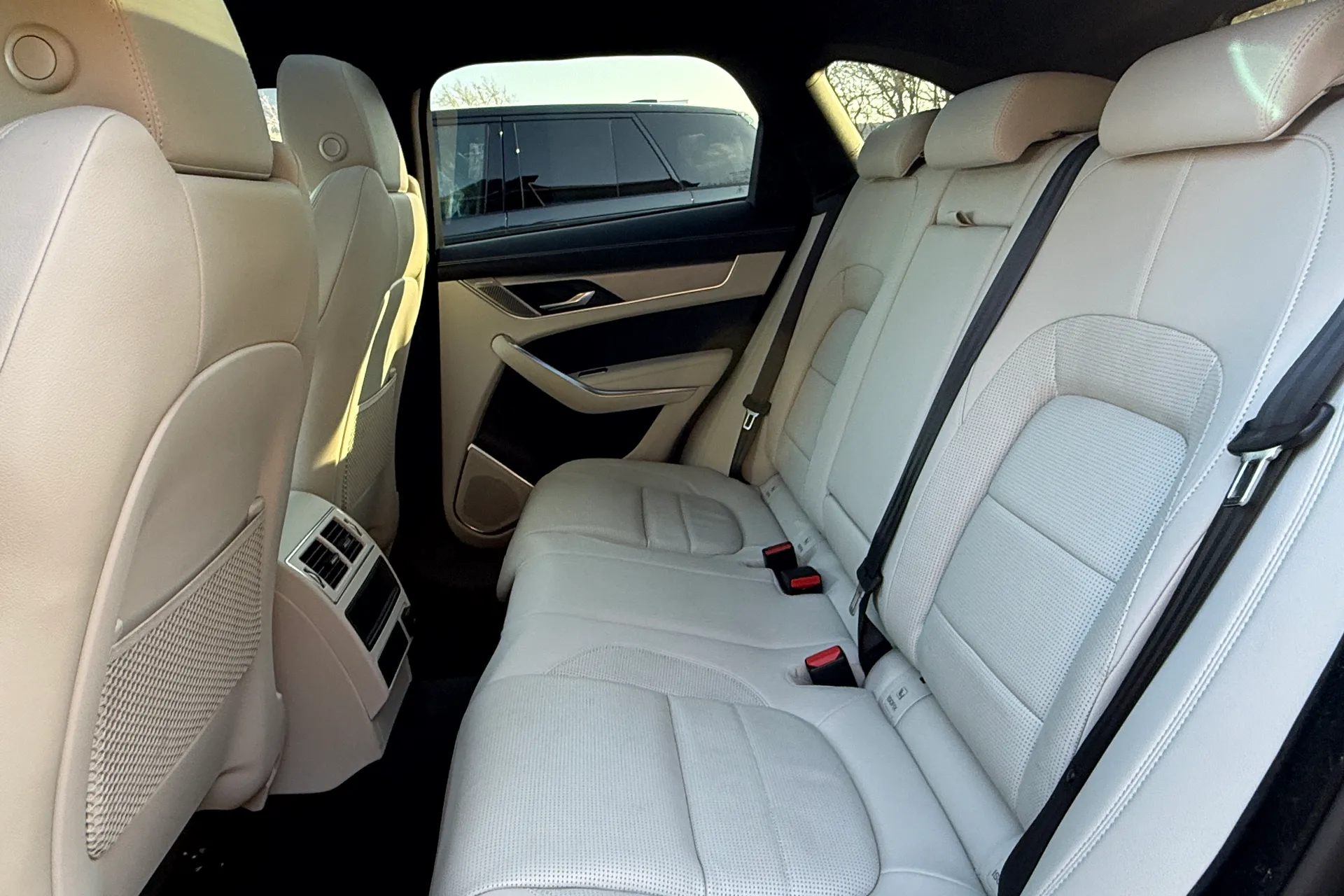 Jaguar F-PACE thumbnail image number 43