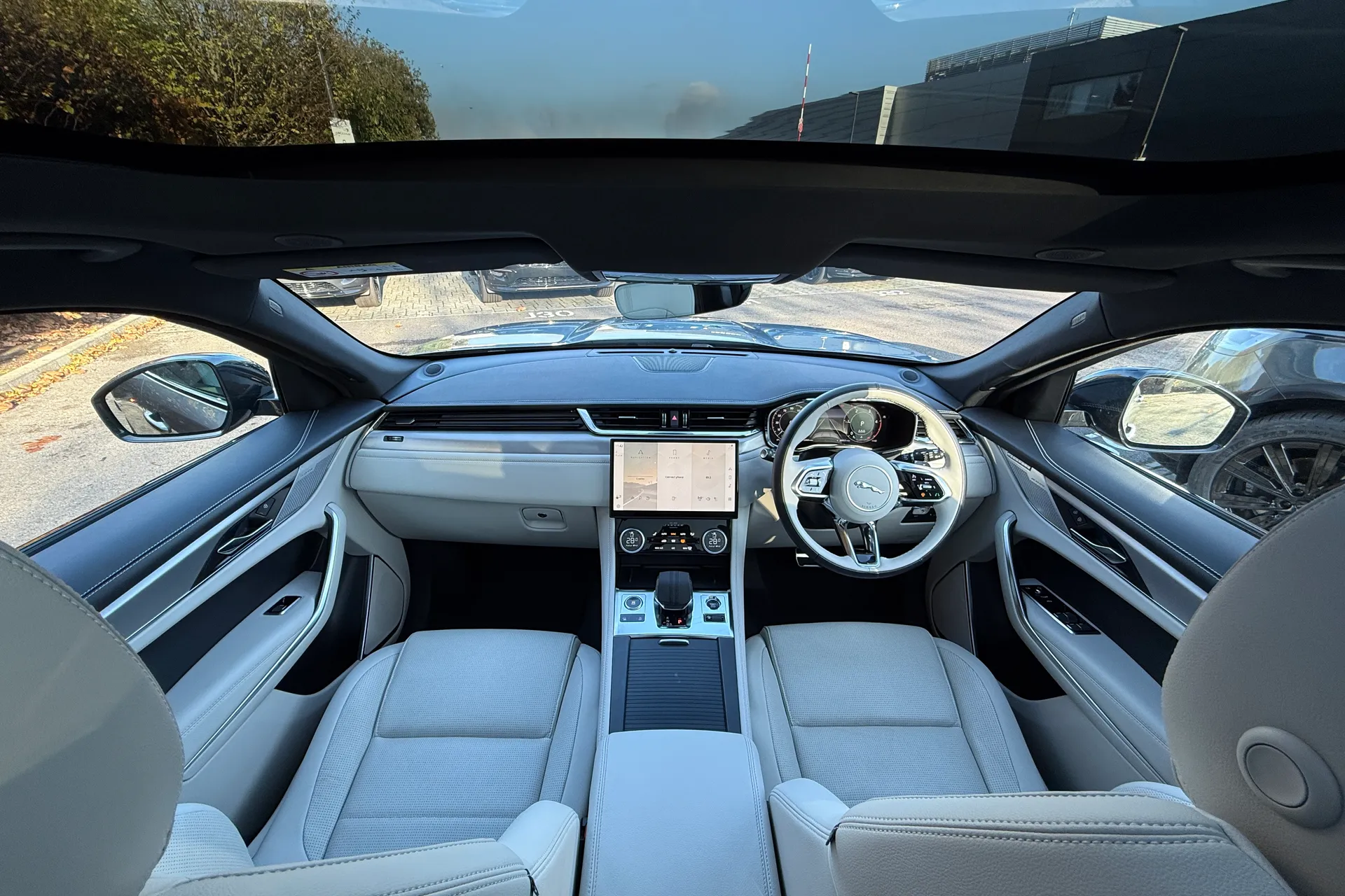 Jaguar F-PACE thumbnail image number 3