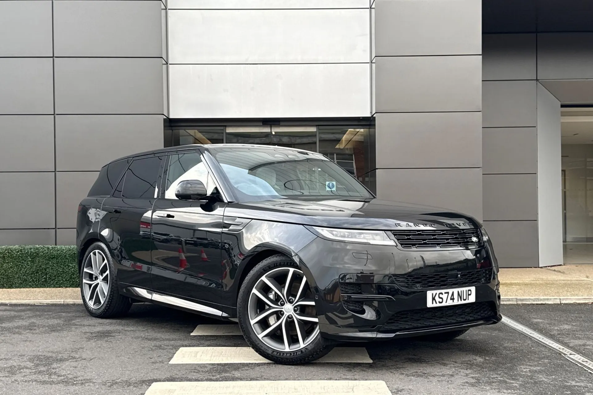 LAND ROVER RANGE ROVER SPORT focused image