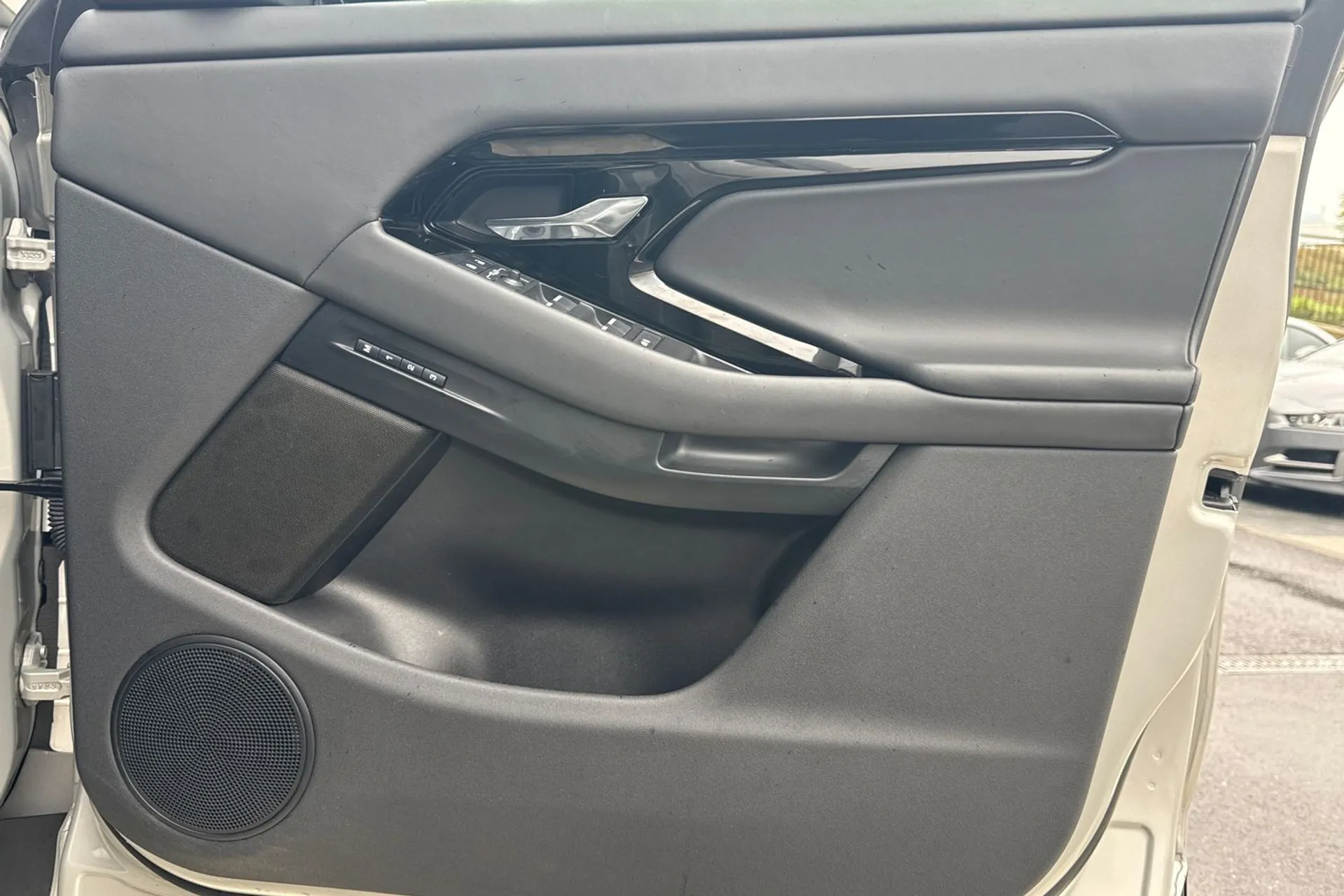 LAND ROVER RANGE ROVER EVOQUE thumbnail image number 31