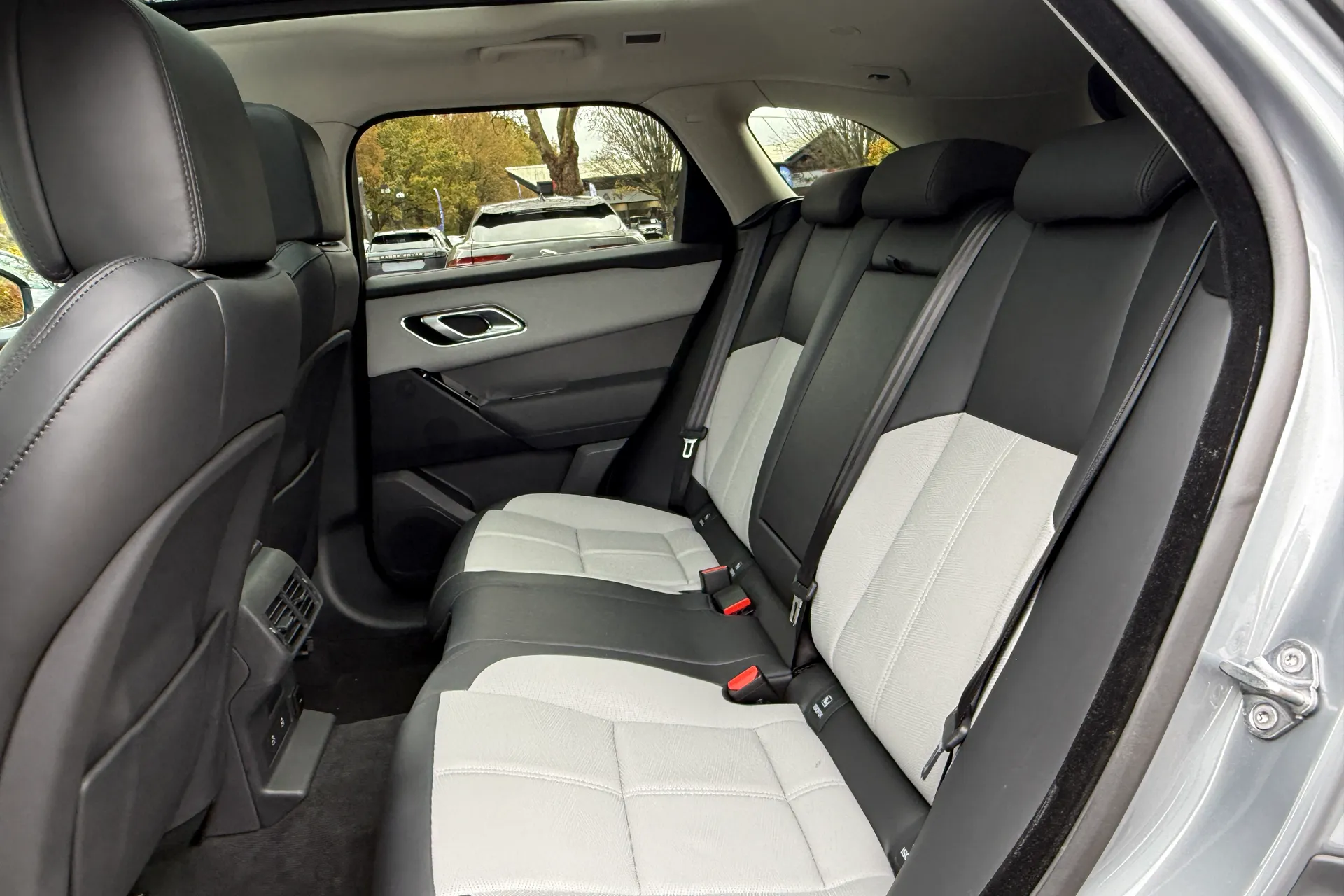 LAND ROVER RANGE ROVER VELAR thumbnail image number 42