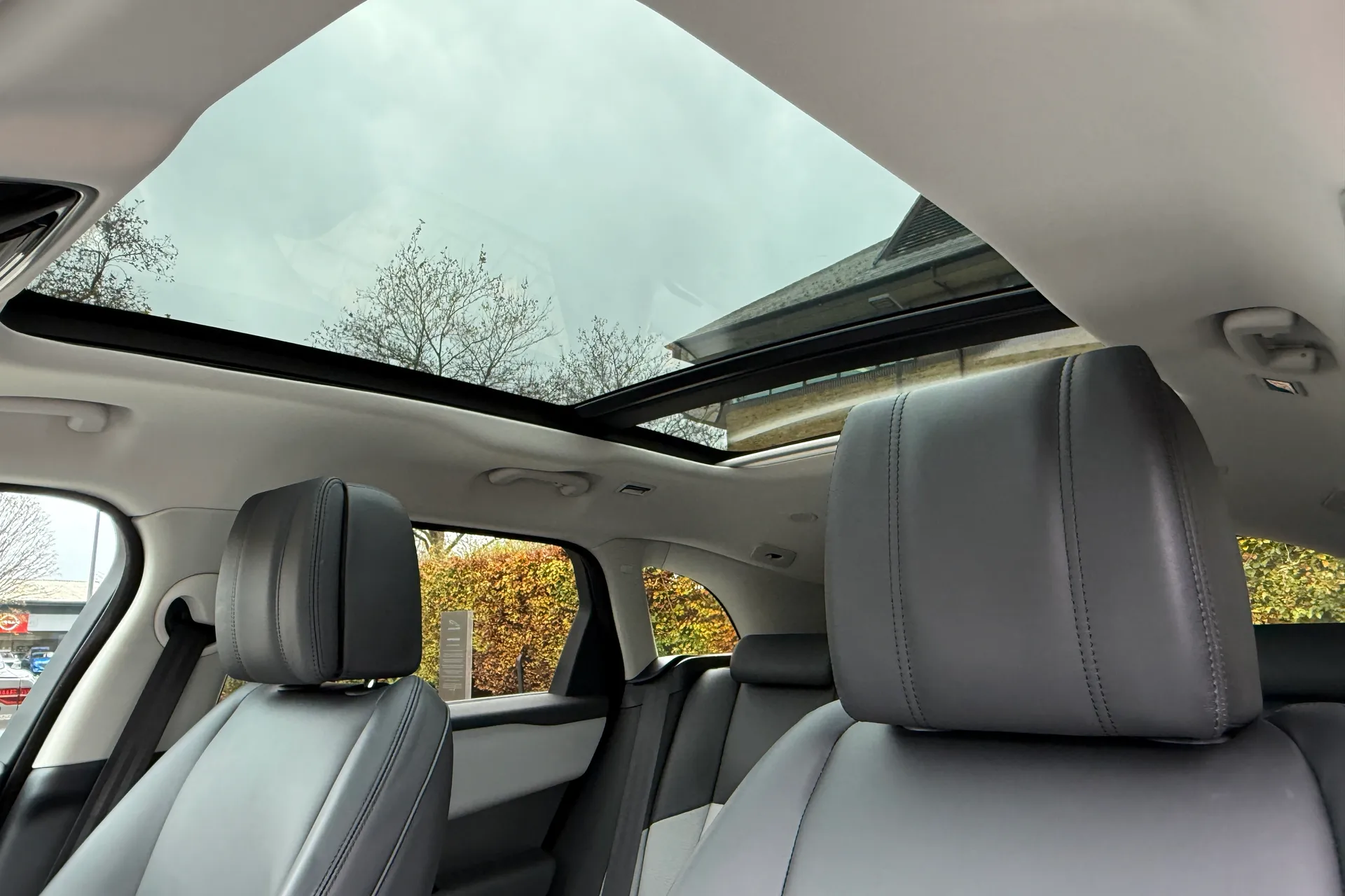 LAND ROVER RANGE ROVER VELAR thumbnail image number 4