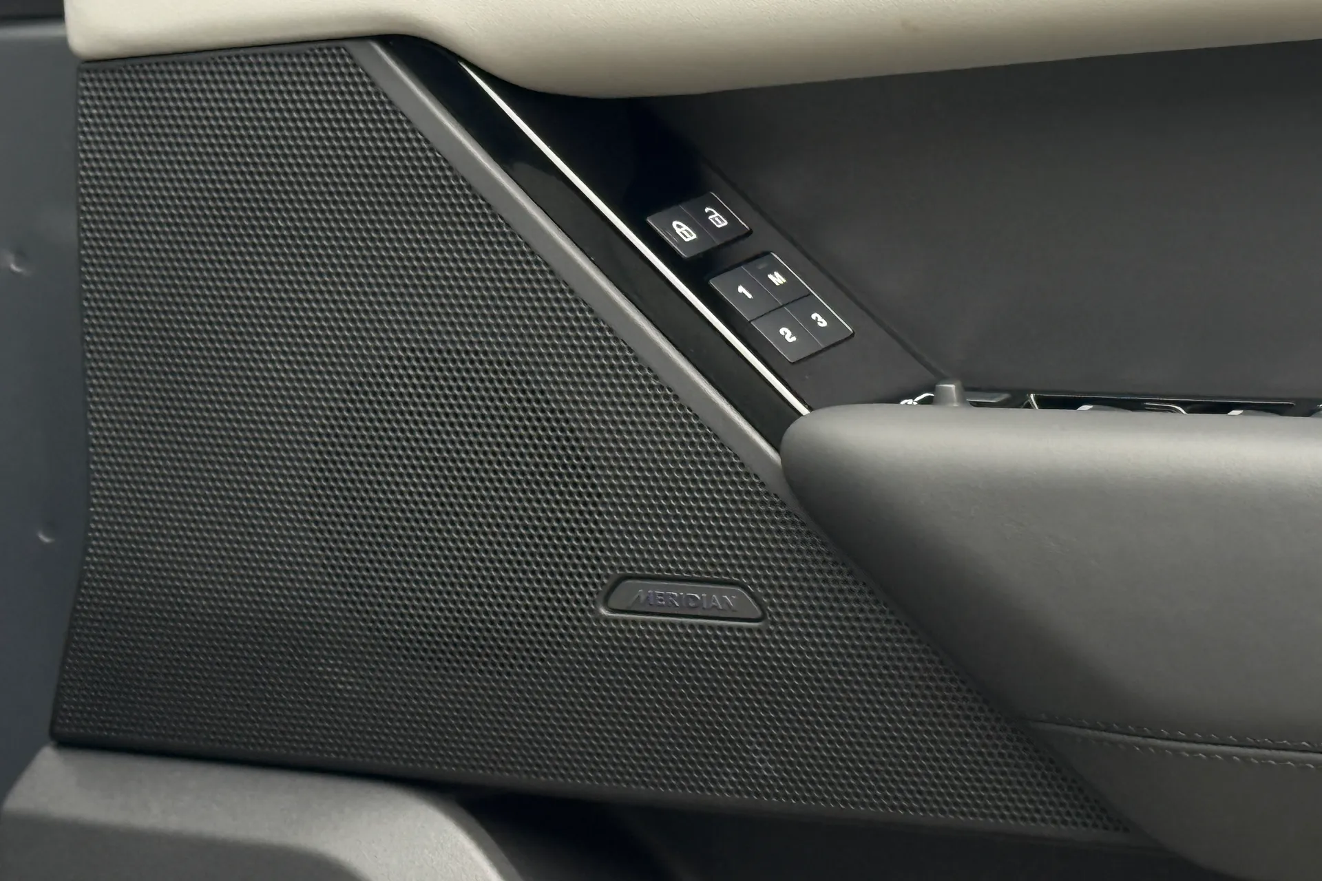 LAND ROVER RANGE ROVER VELAR thumbnail image number 44